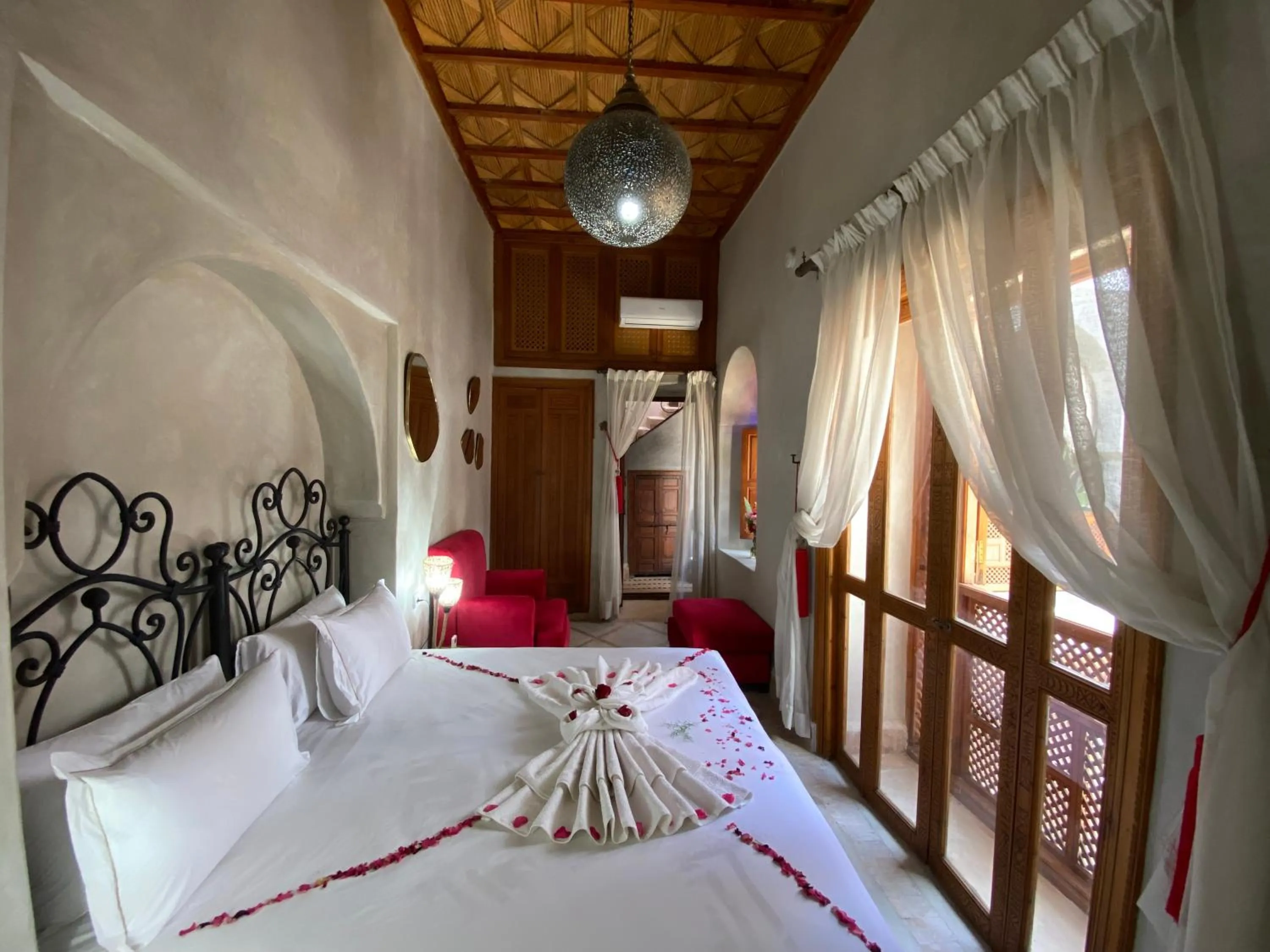 Bed in Riad Bab Yacout & SPA