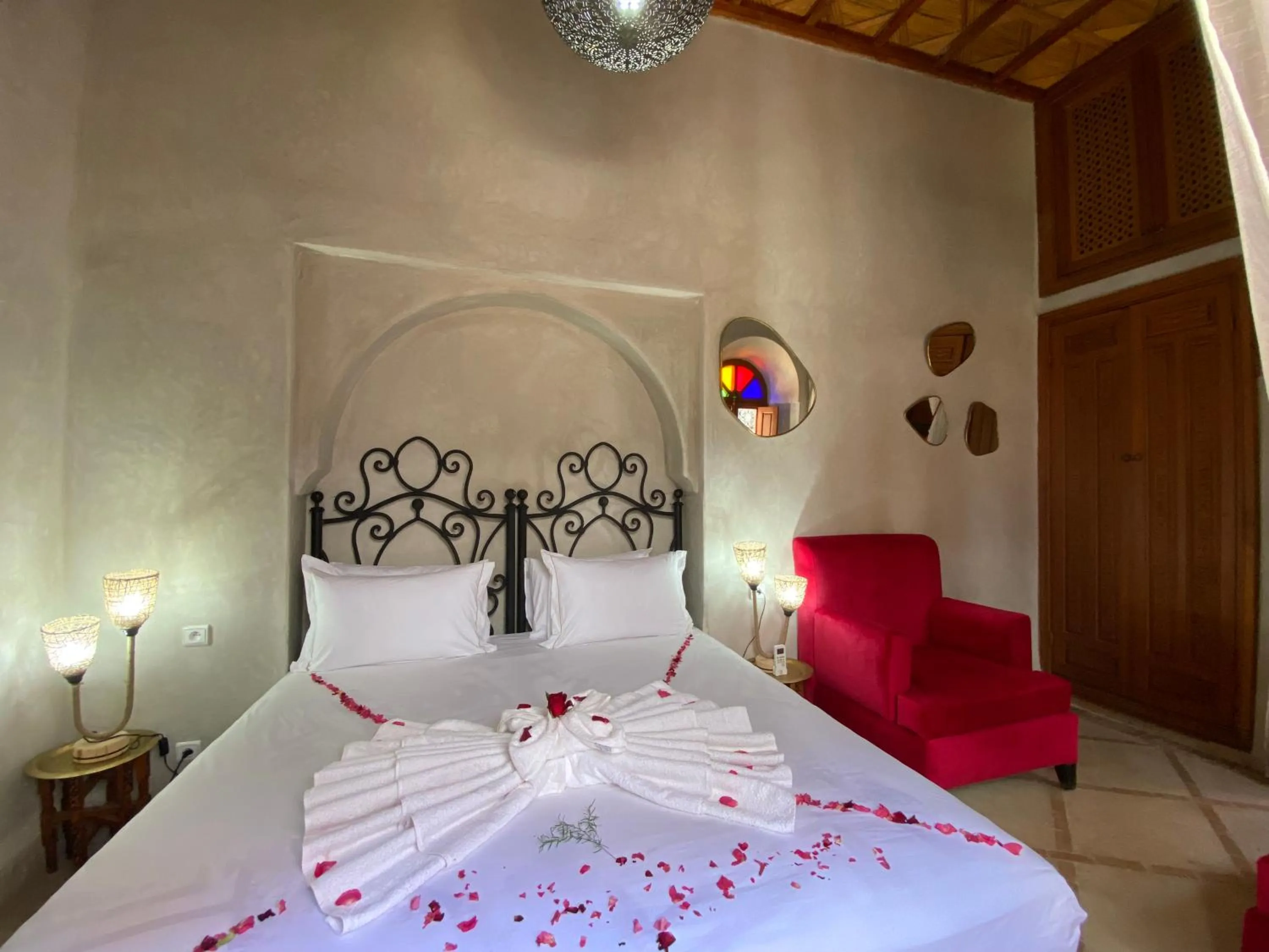 Bed in Riad Bab Yacout & SPA