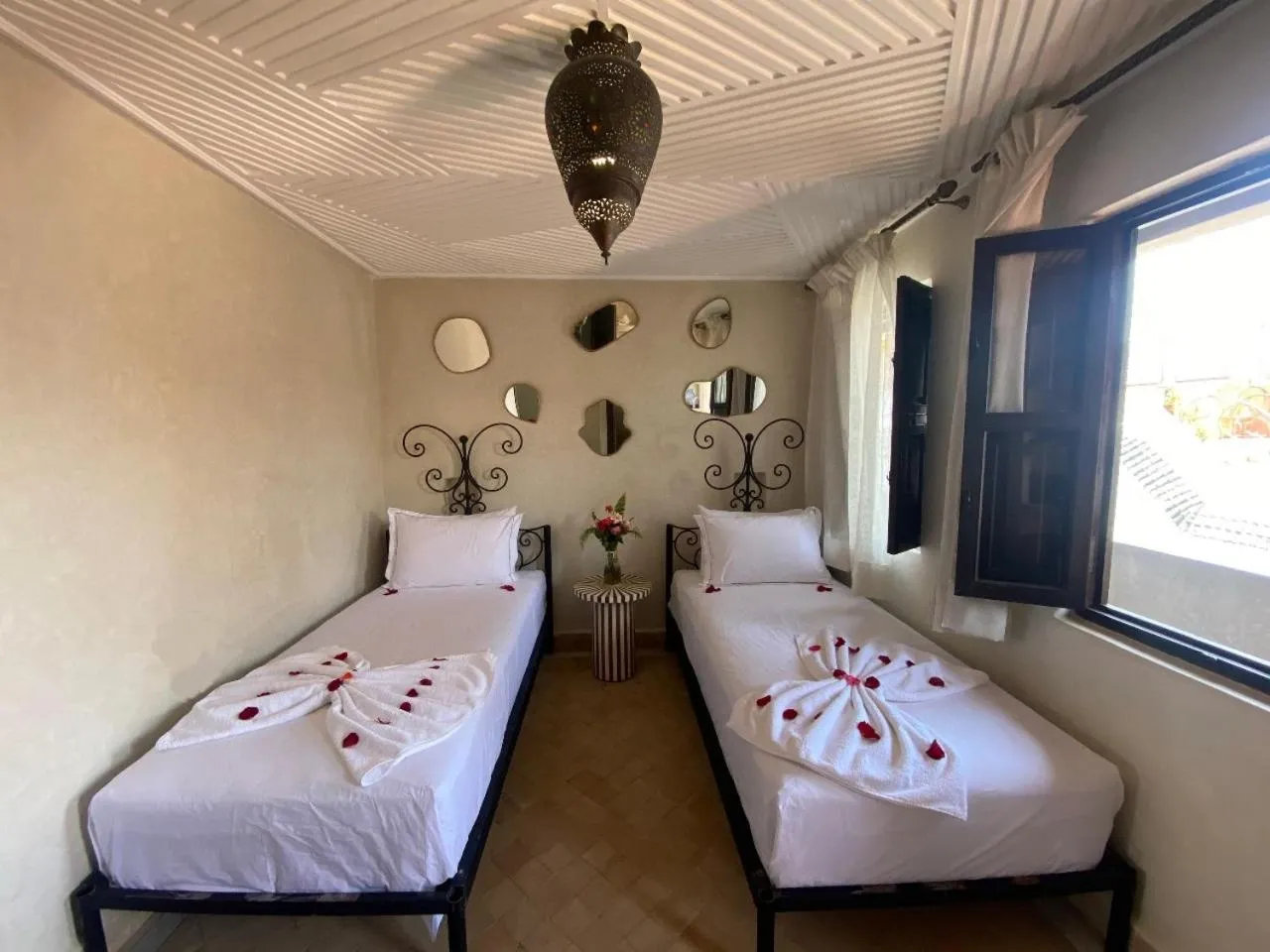 Bed in Riad Bab Yacout & SPA