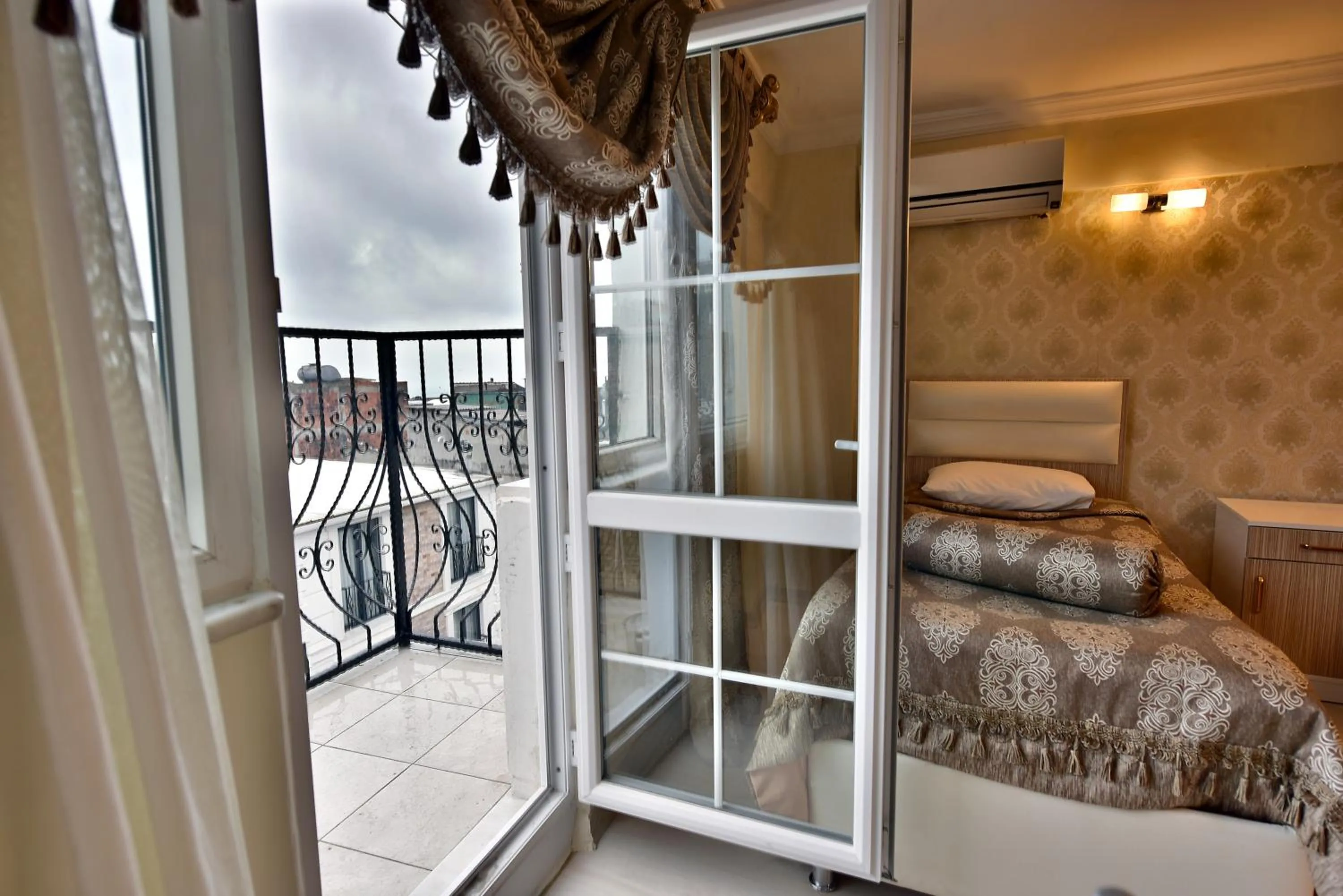 View (from property/room), Bed in Oban Suites Istanbul