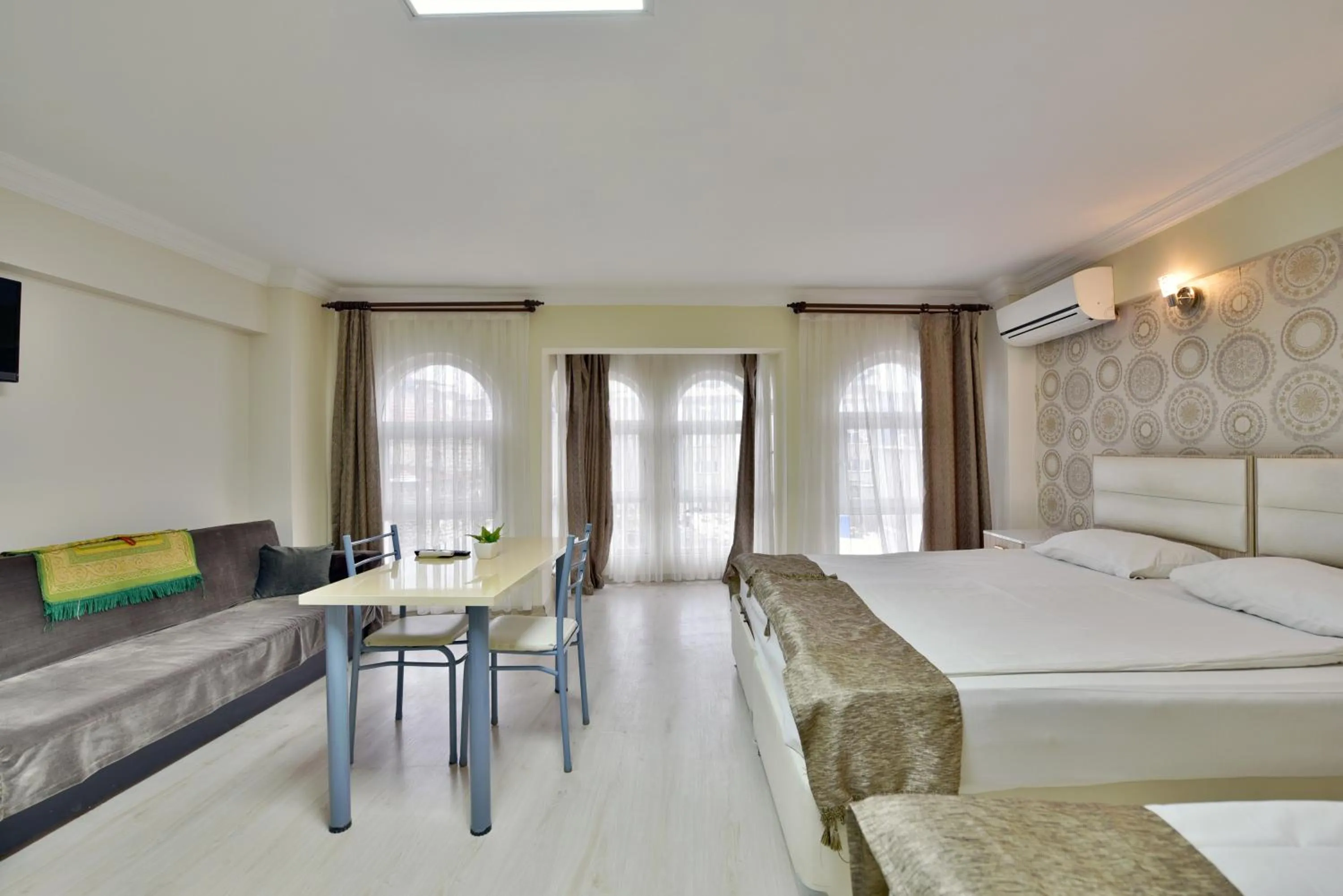 Photo of the whole room, Bed in Oban Suites Istanbul