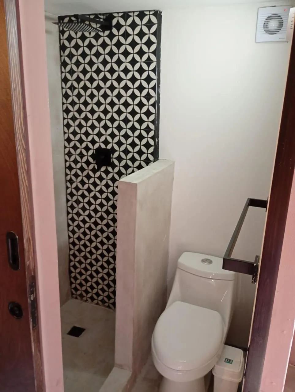 Shower in Adhoc Barrio Antiguo