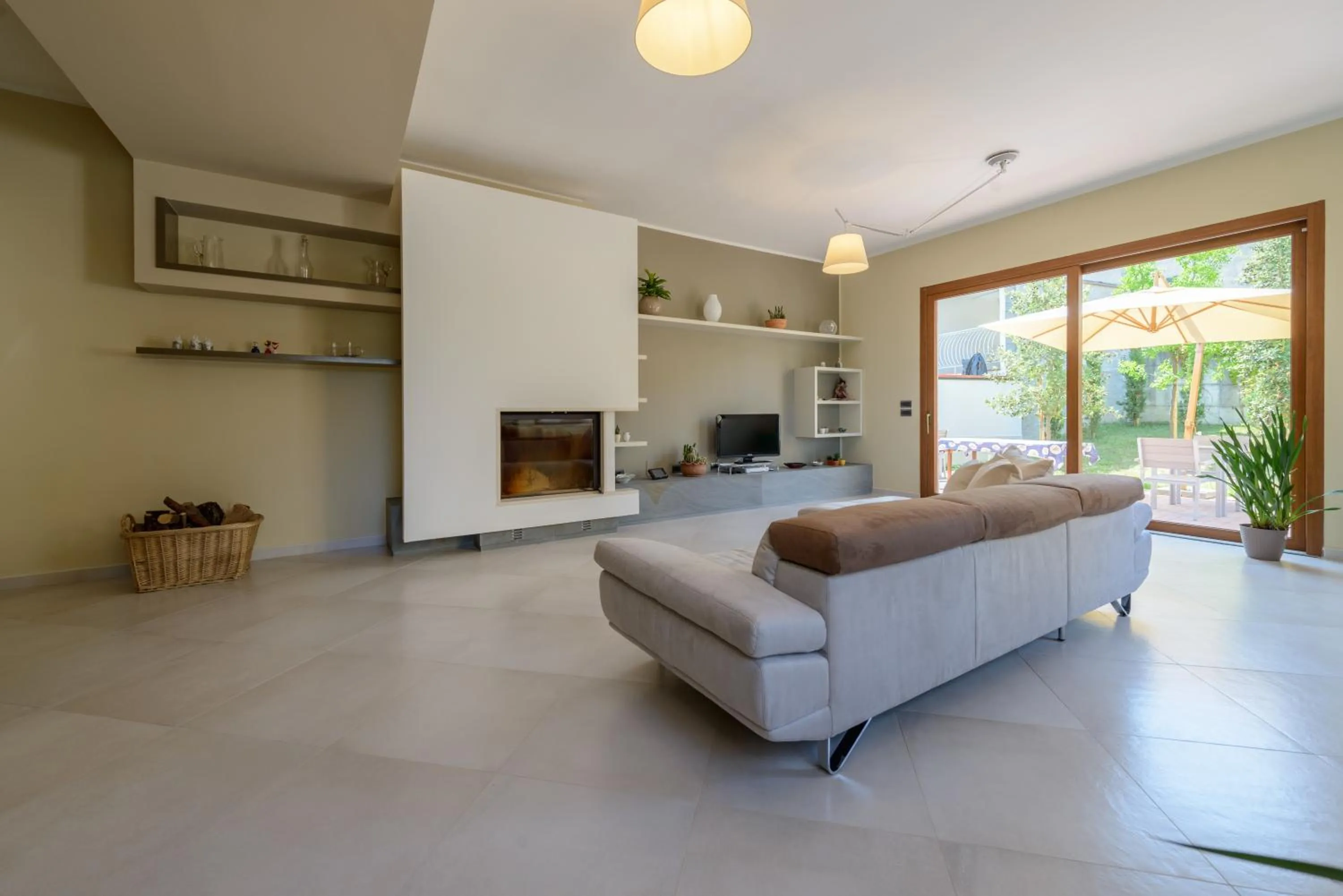 Communal lounge/ TV room, Bed in La Bifora b&b