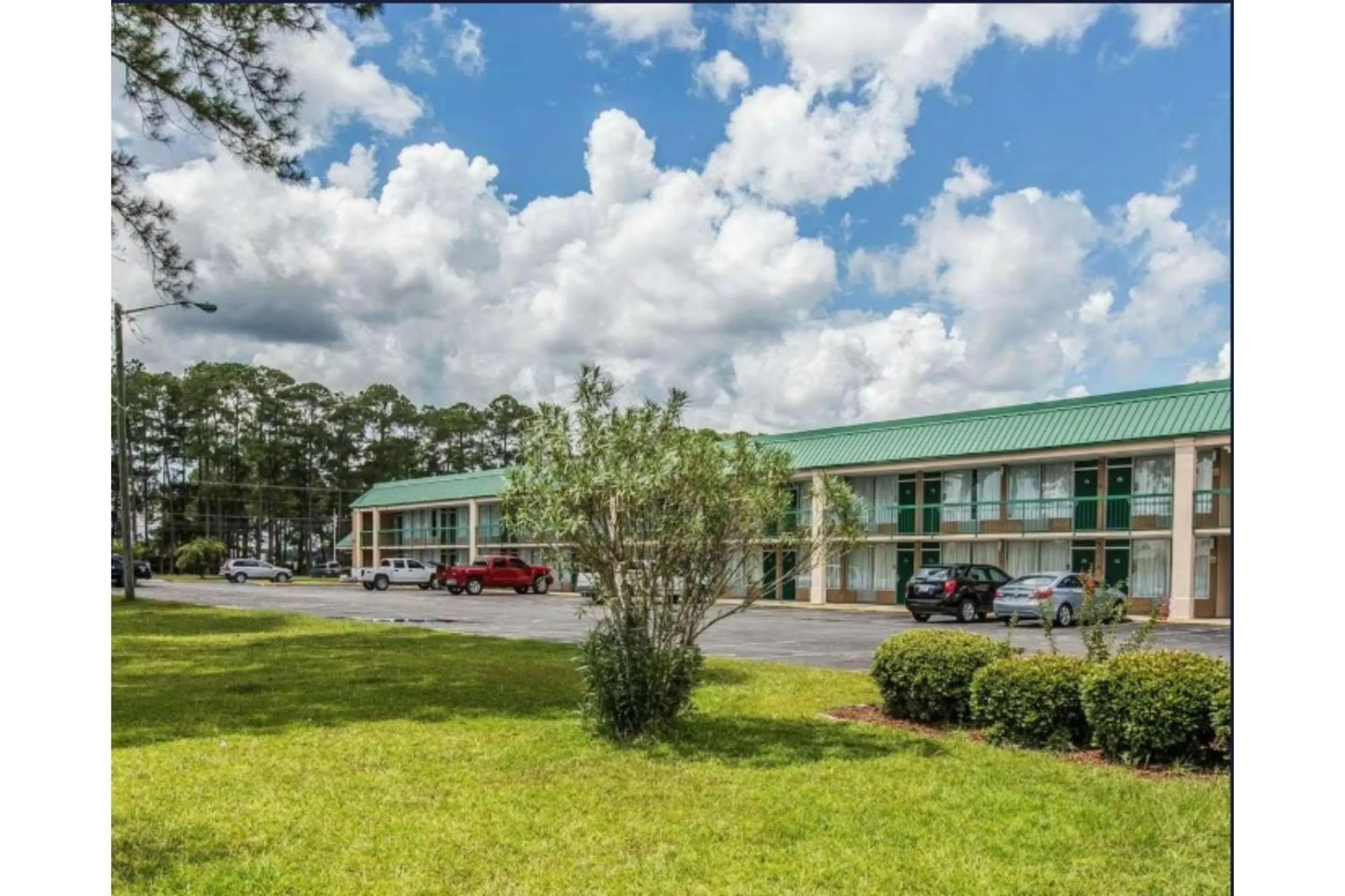 Parking in Travelers Inn Douglas By OYO US-441