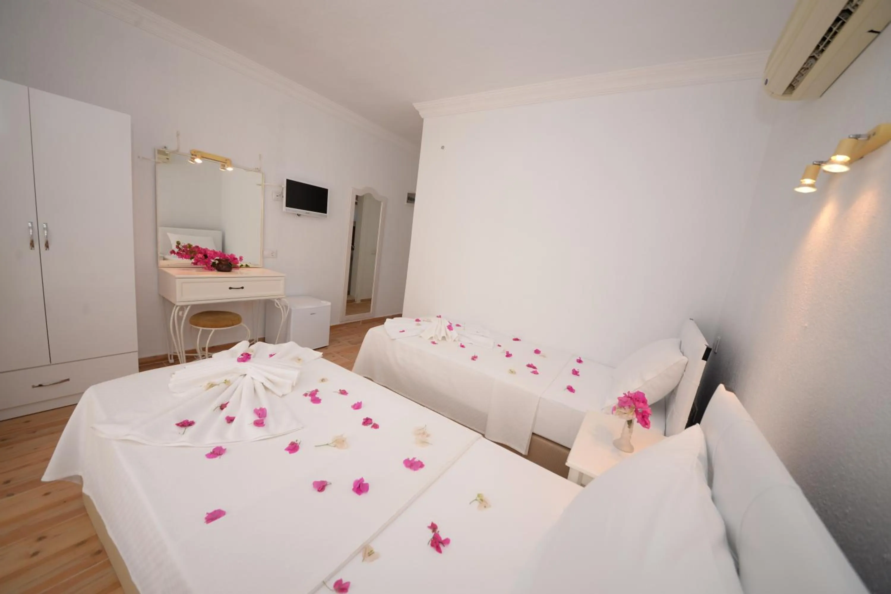 Photo of the whole room, Bed in Neruda Hotel