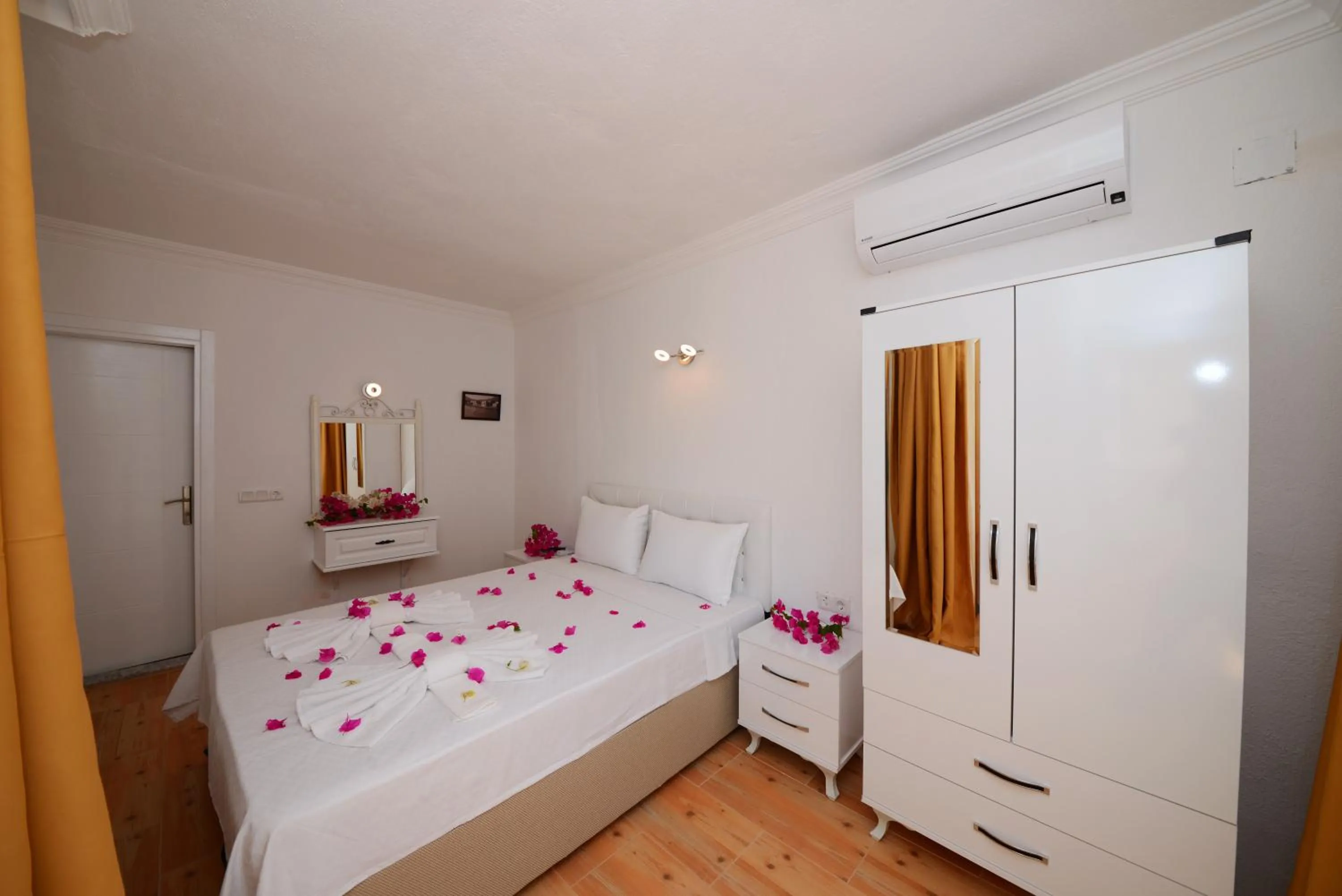 Photo of the whole room, Bed in Neruda Hotel