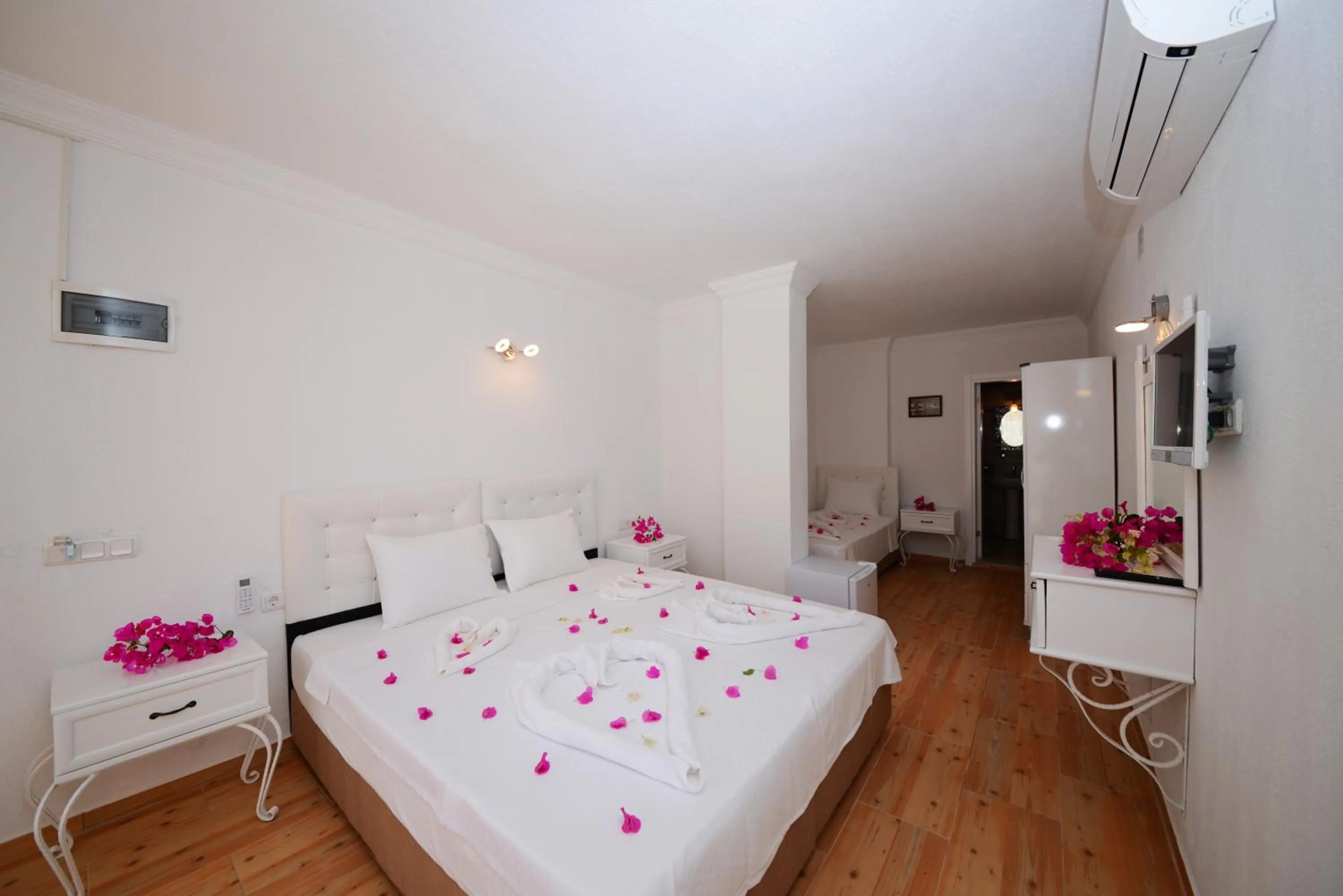 Photo of the whole room, Bed in Neruda Hotel