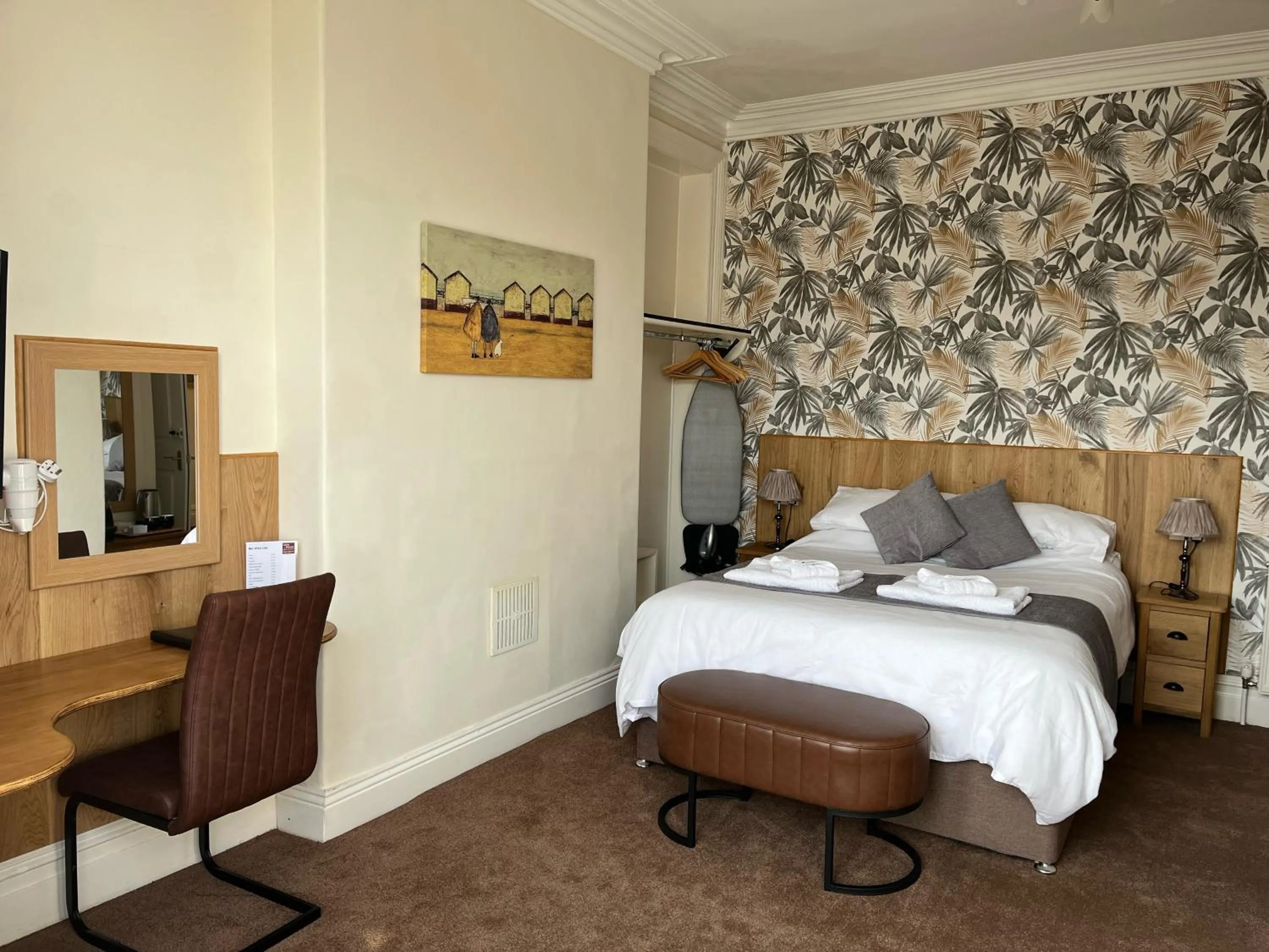 Photo of the whole room, Bed in Cairn House