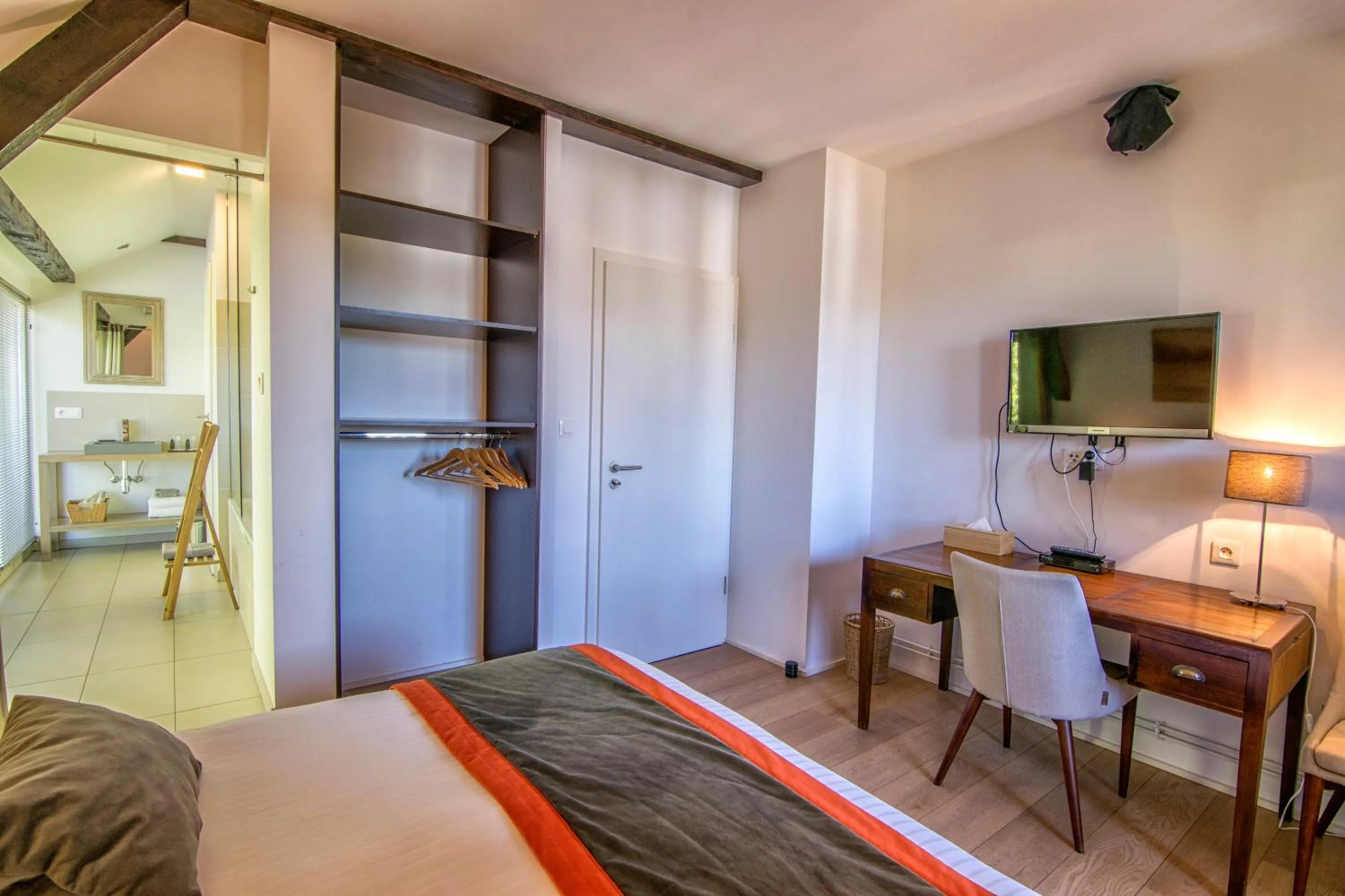 Bathroom, Bed in La Villa Du Coteau