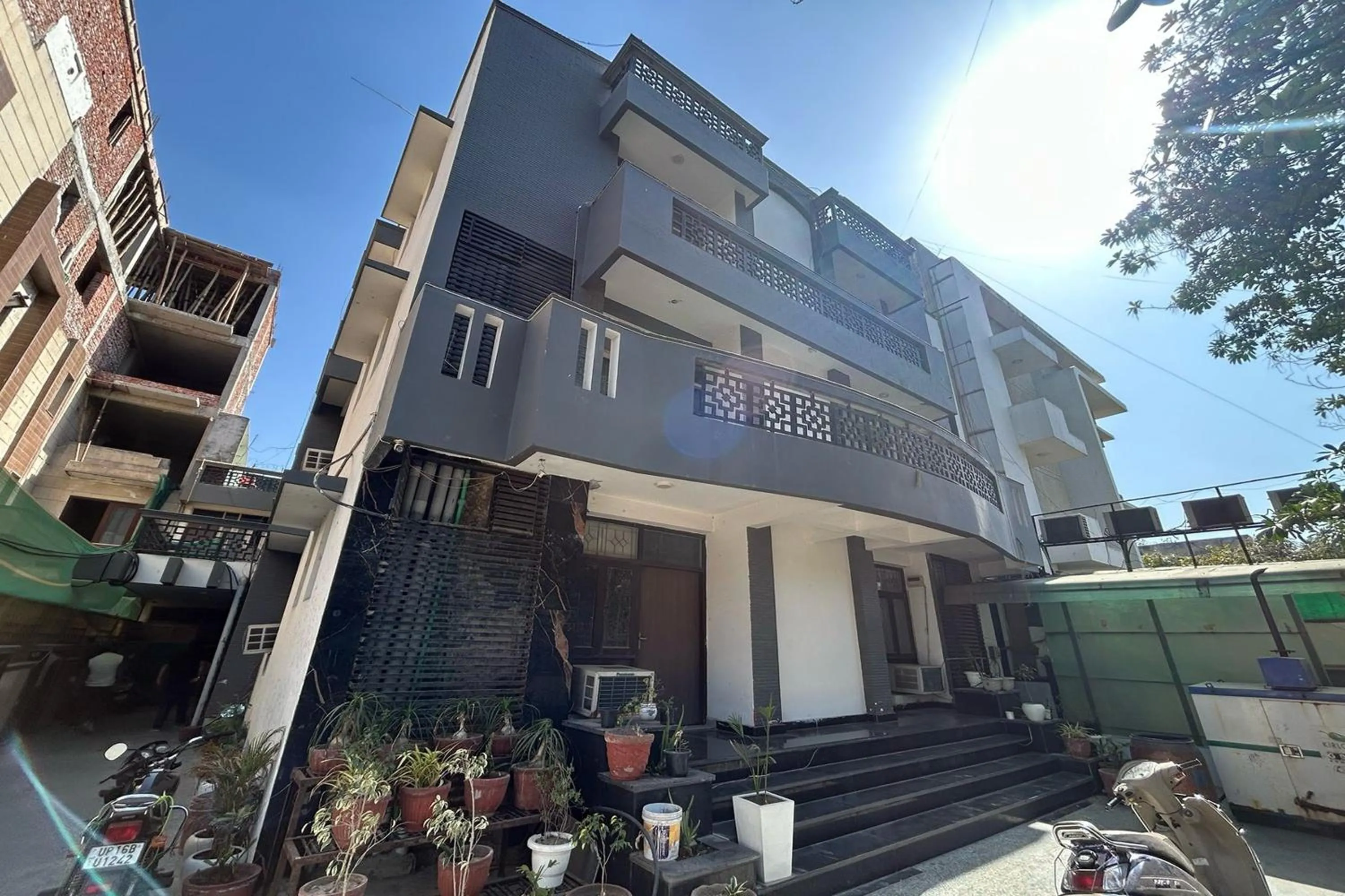 Hotel B K House