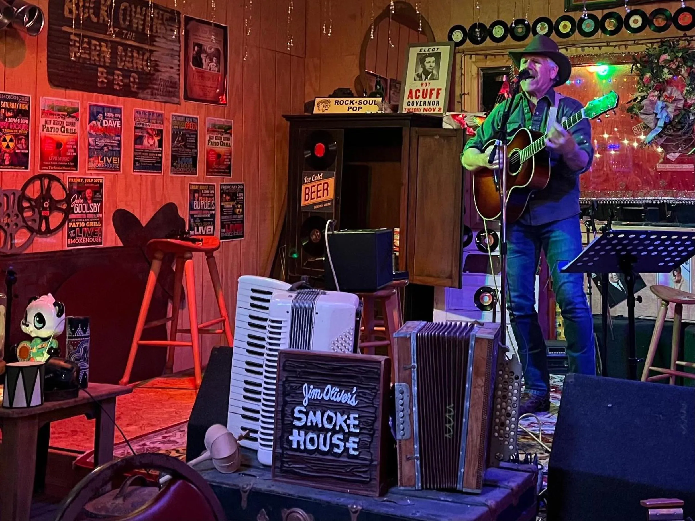 Restaurant/places to eat in The Smoke House Lodge