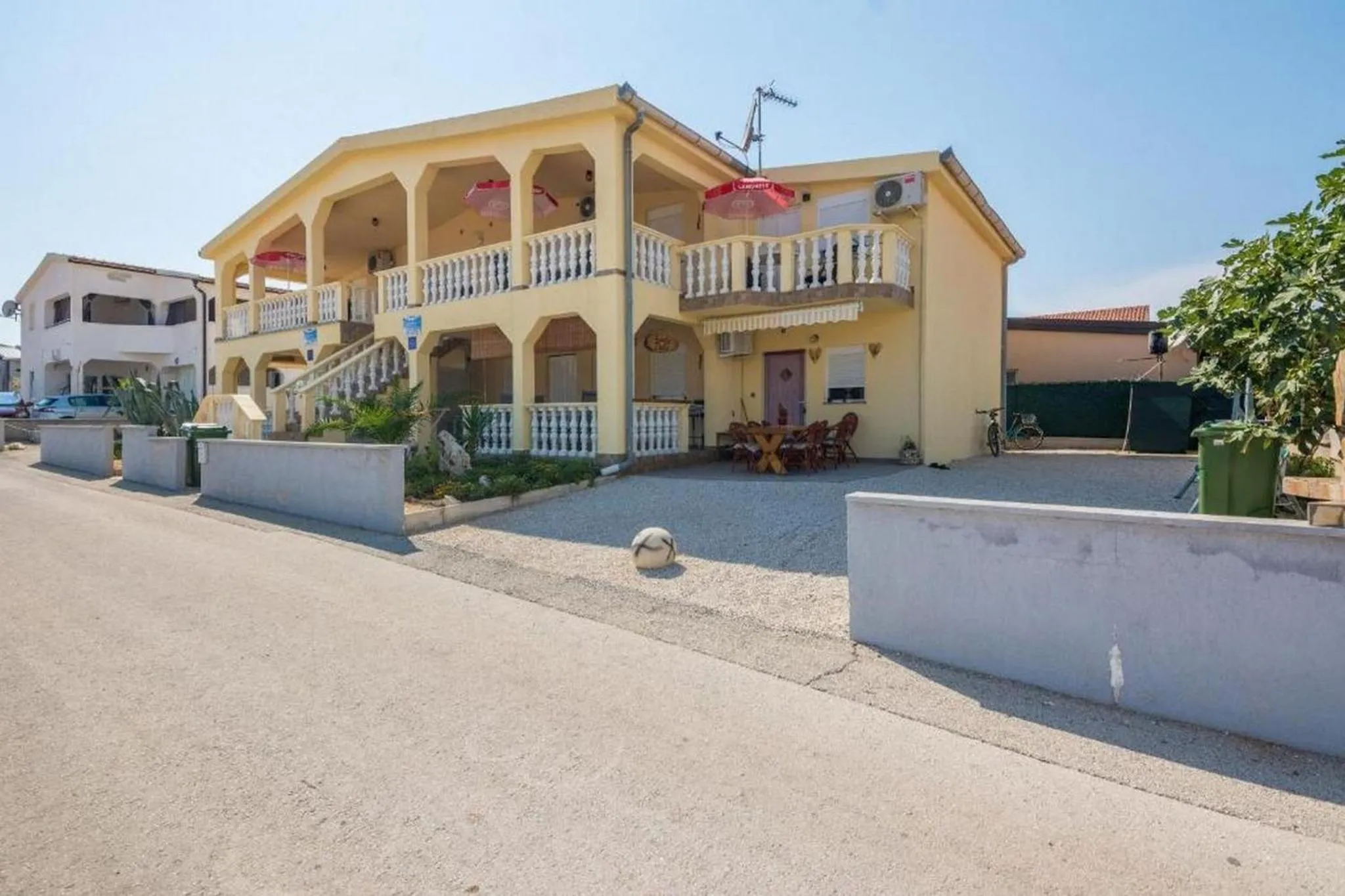 Property building in Apartments Delic-Pejic