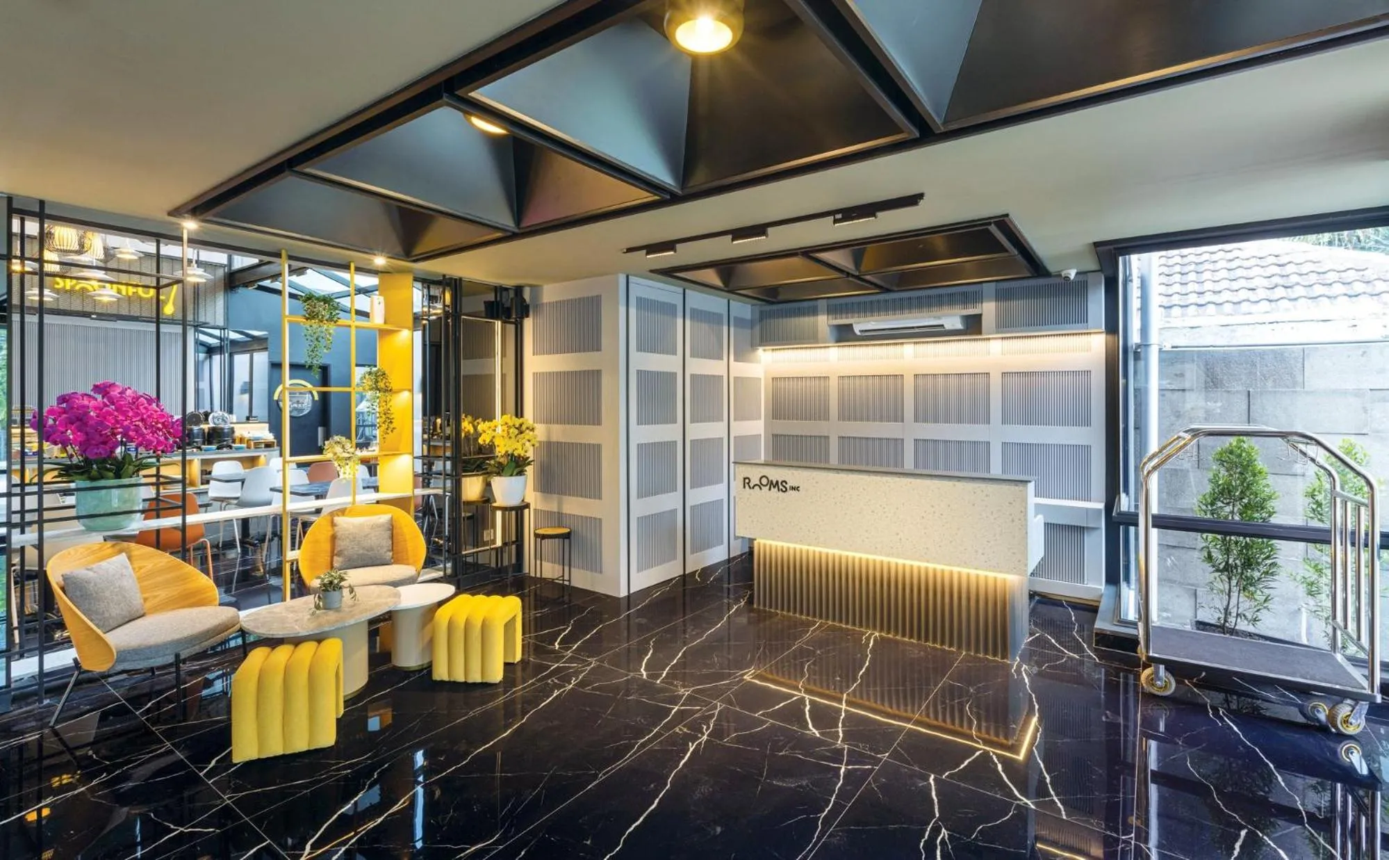 Lobby or reception in ROOMS INC Sudirman Jakarta
