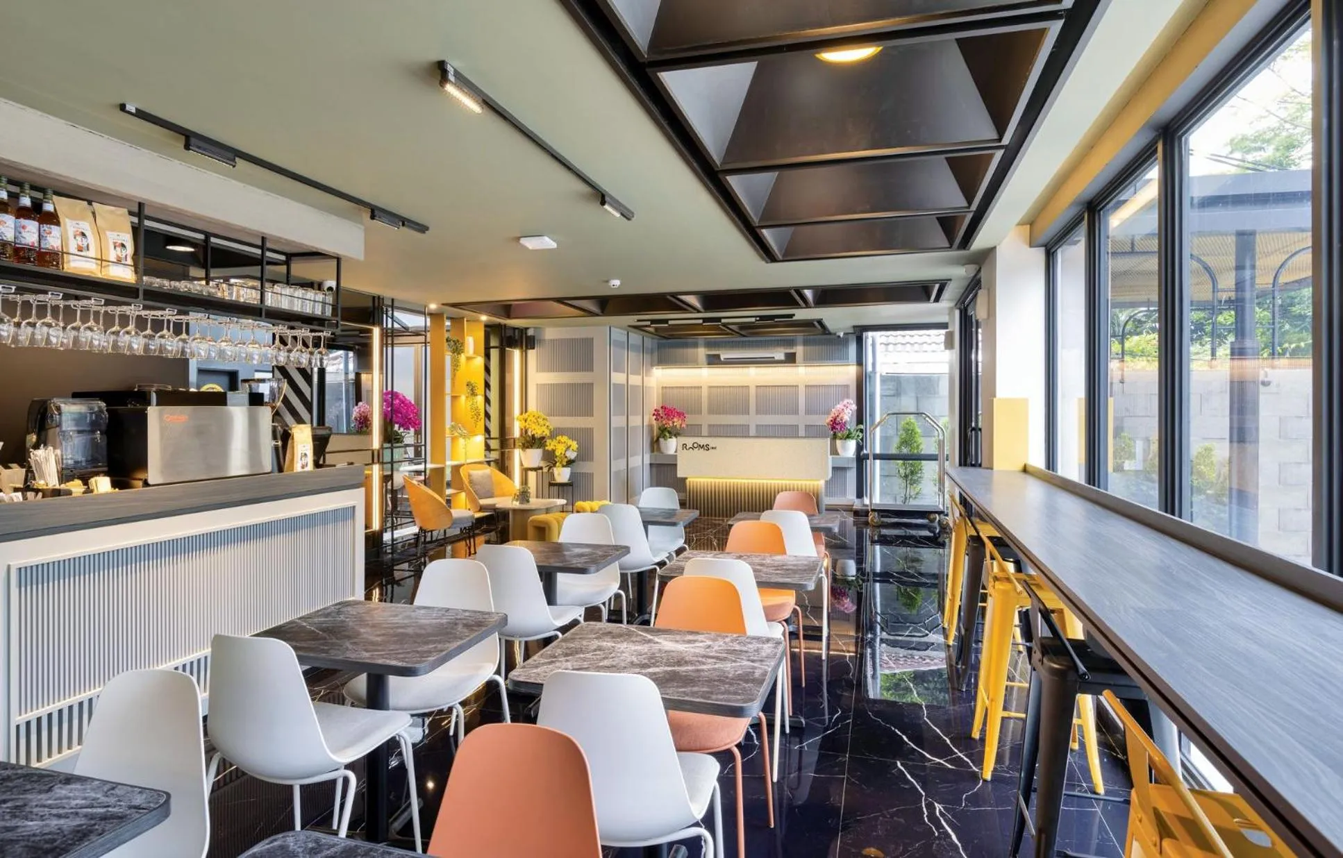 Restaurant/places to eat in ROOMS INC Sudirman Jakarta