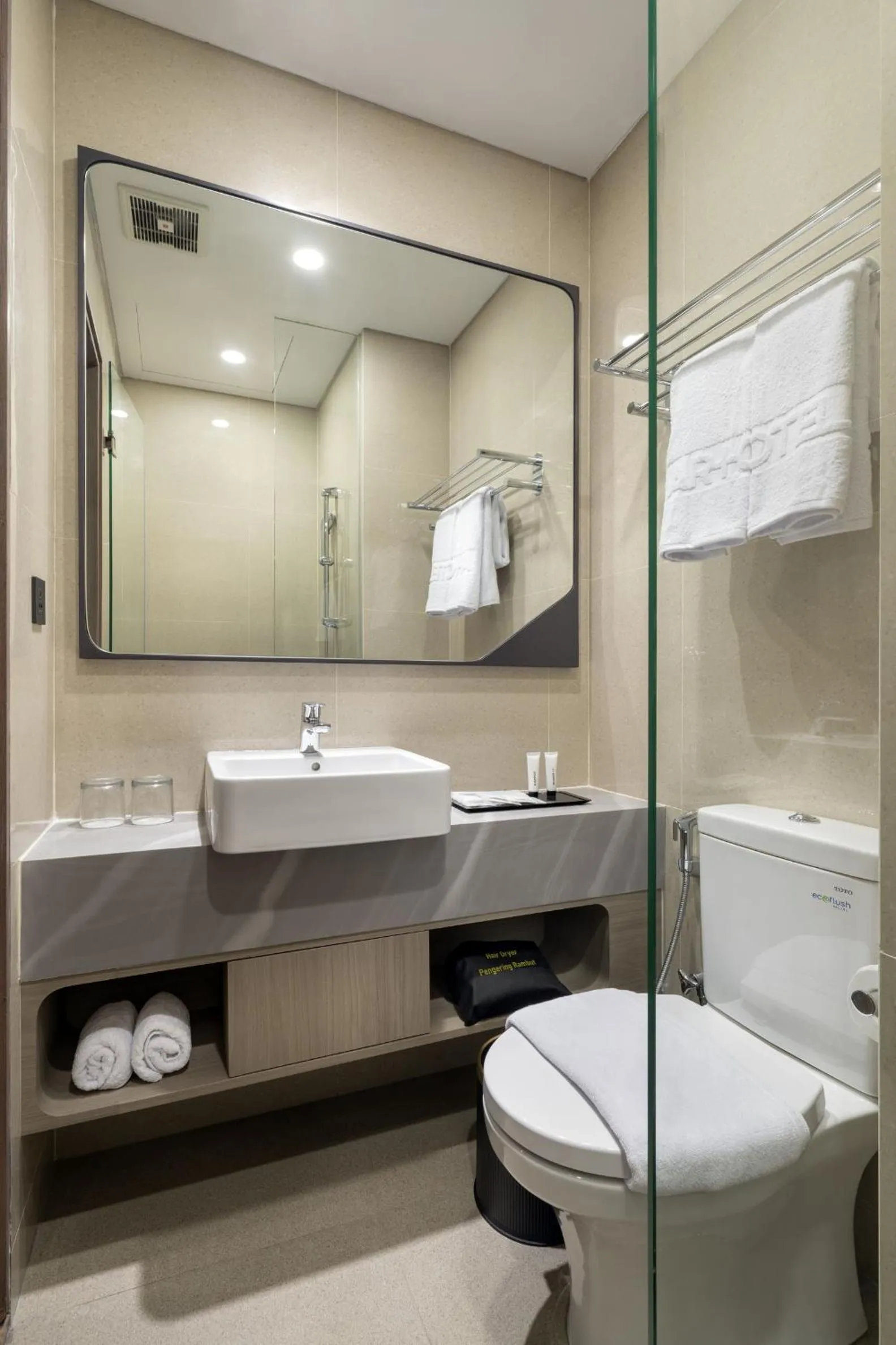 Bathroom in ROOMS INC Sudirman Jakarta