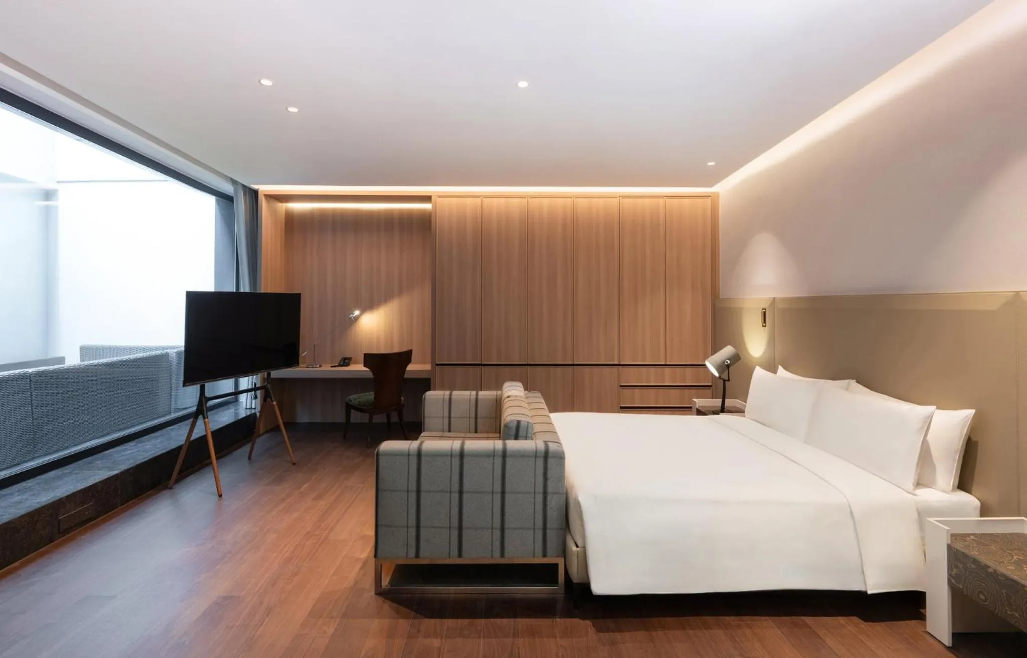 Photo of the whole room, Bed in InterContinental Hotels Shanghai Jing'An Ser Apt.by IHG