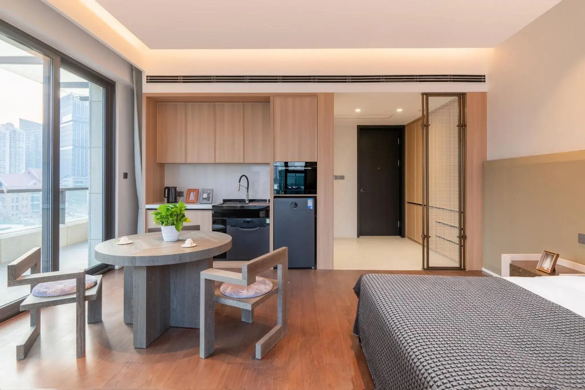 Premium King Room with Balcony and Dining Kitchen - Suzhou Creek View in InterContinental Hotels Shanghai Jing'An Ser Apt.by IHG Premium King Room with Balcony and Dining Kitchen - Suzhou Creek View in InterContinental Hotels Shanghai Jing'An Ser Apt.by IHG