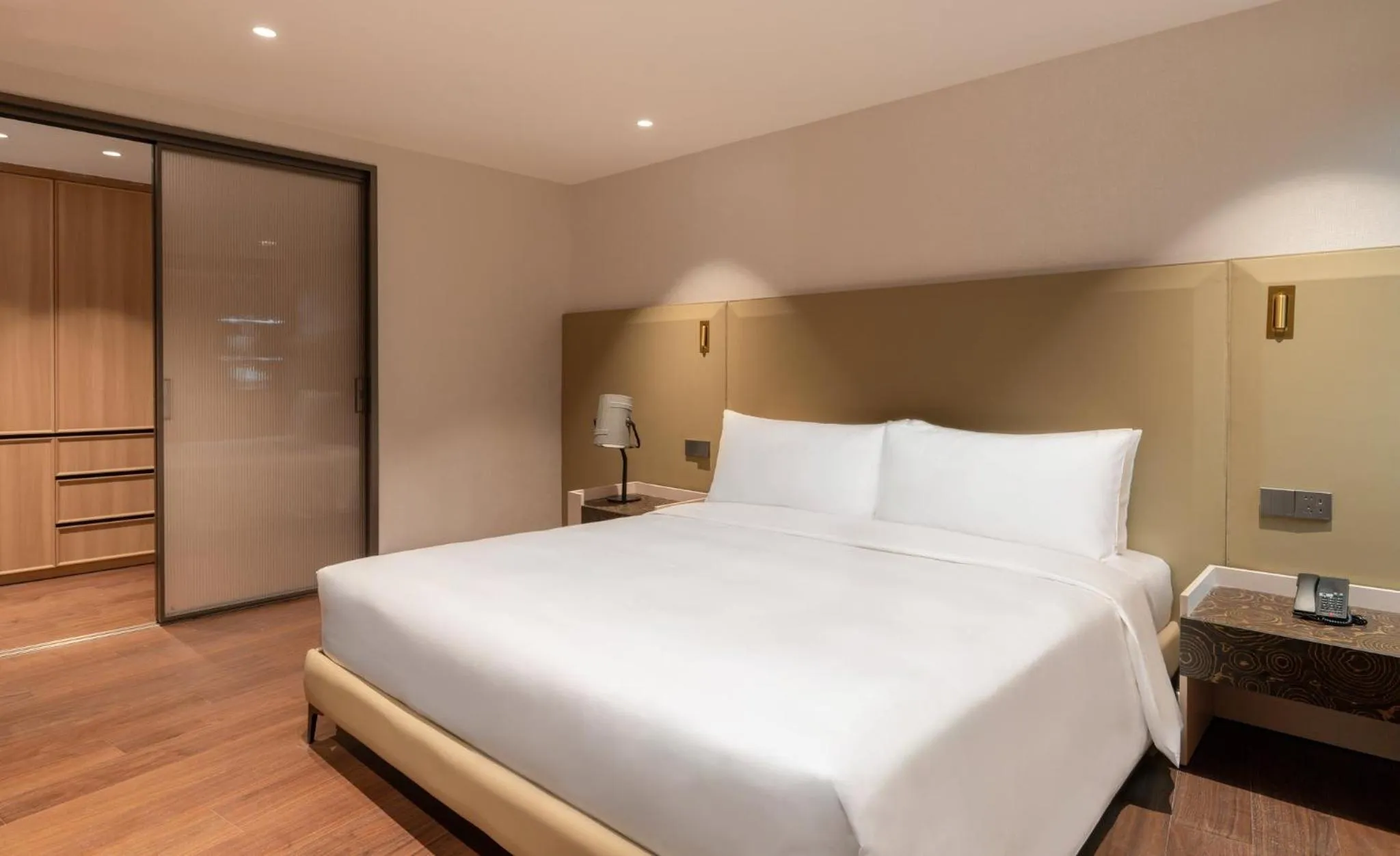 Photo of the whole room, Bed in InterContinental Hotels Shanghai Jing'An Ser Apt.by IHG