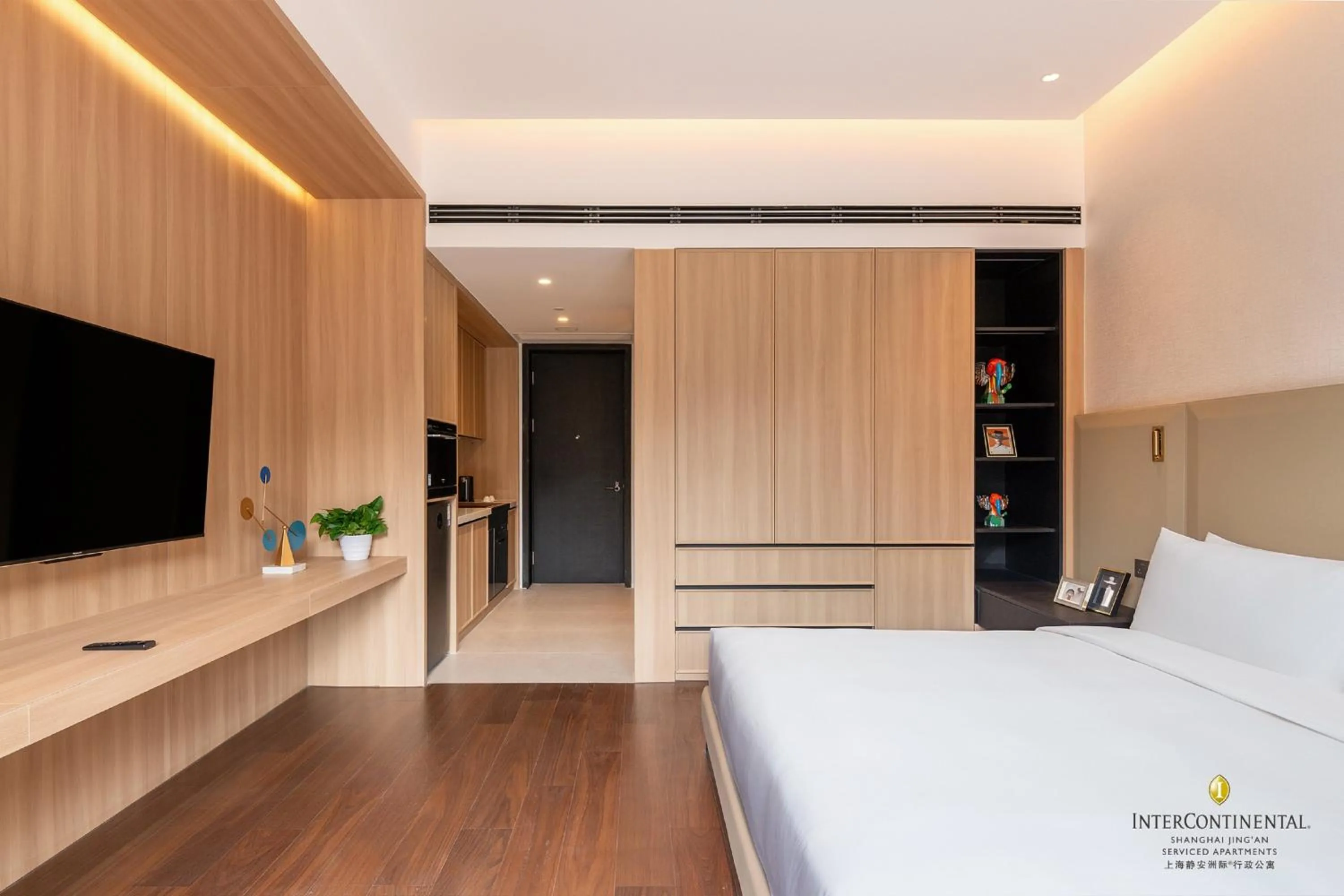 Photo of the whole room, Bed in InterContinental Hotels Shanghai Jing'An Ser Apt.by IHG