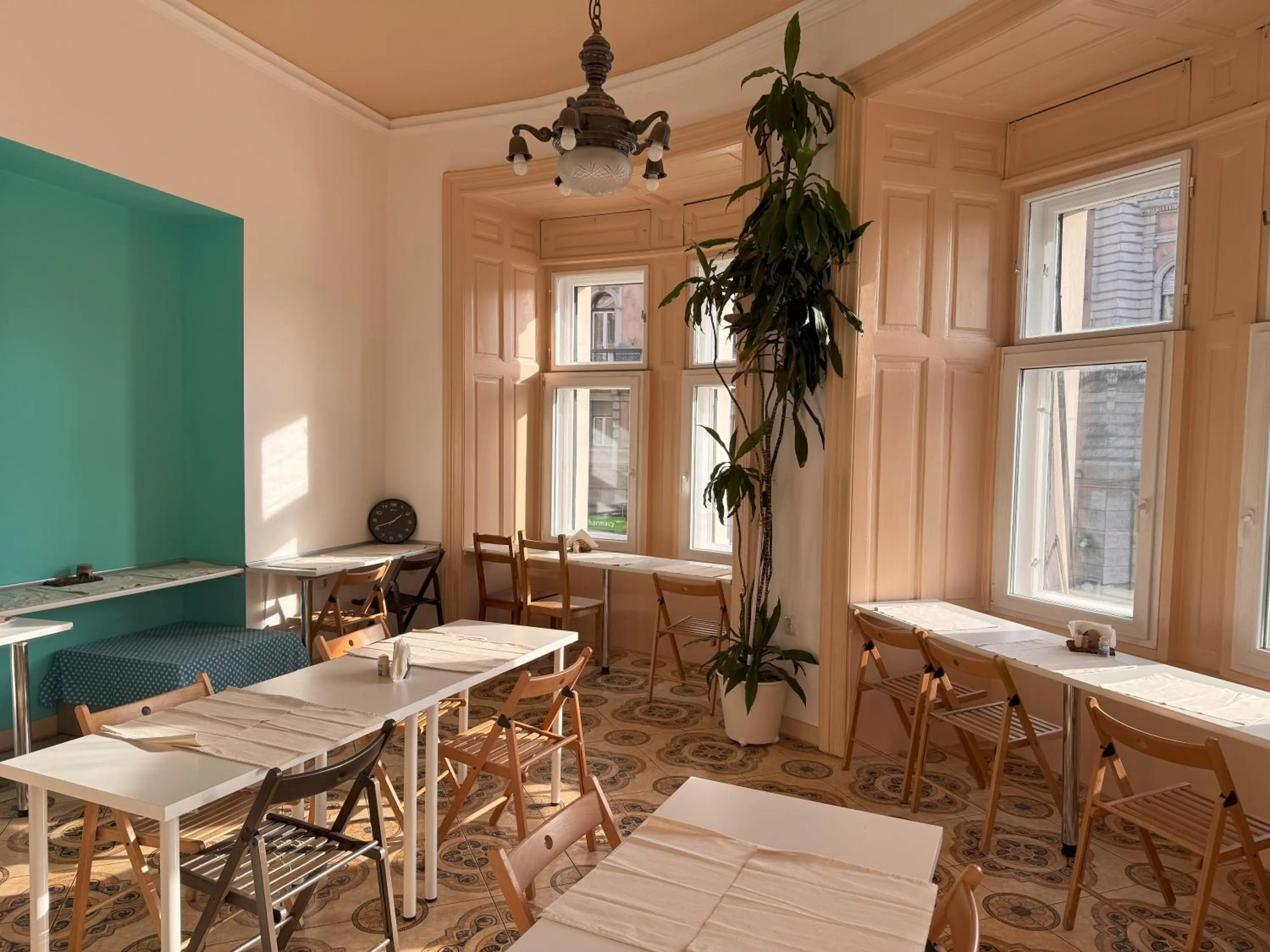 Restaurant/places to eat in Omega Guesthouse Budapest