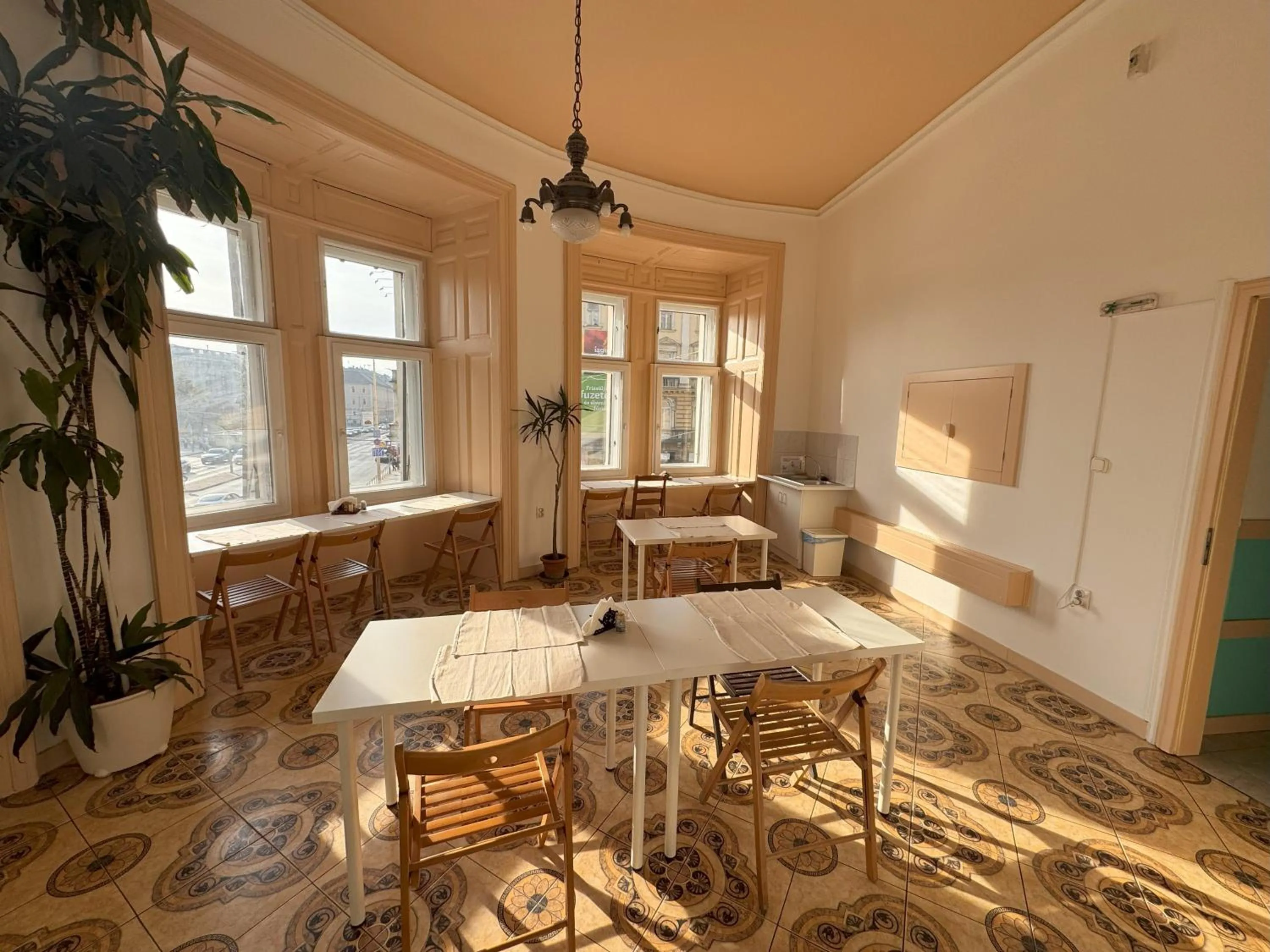 Restaurant/places to eat in Omega Guesthouse Budapest