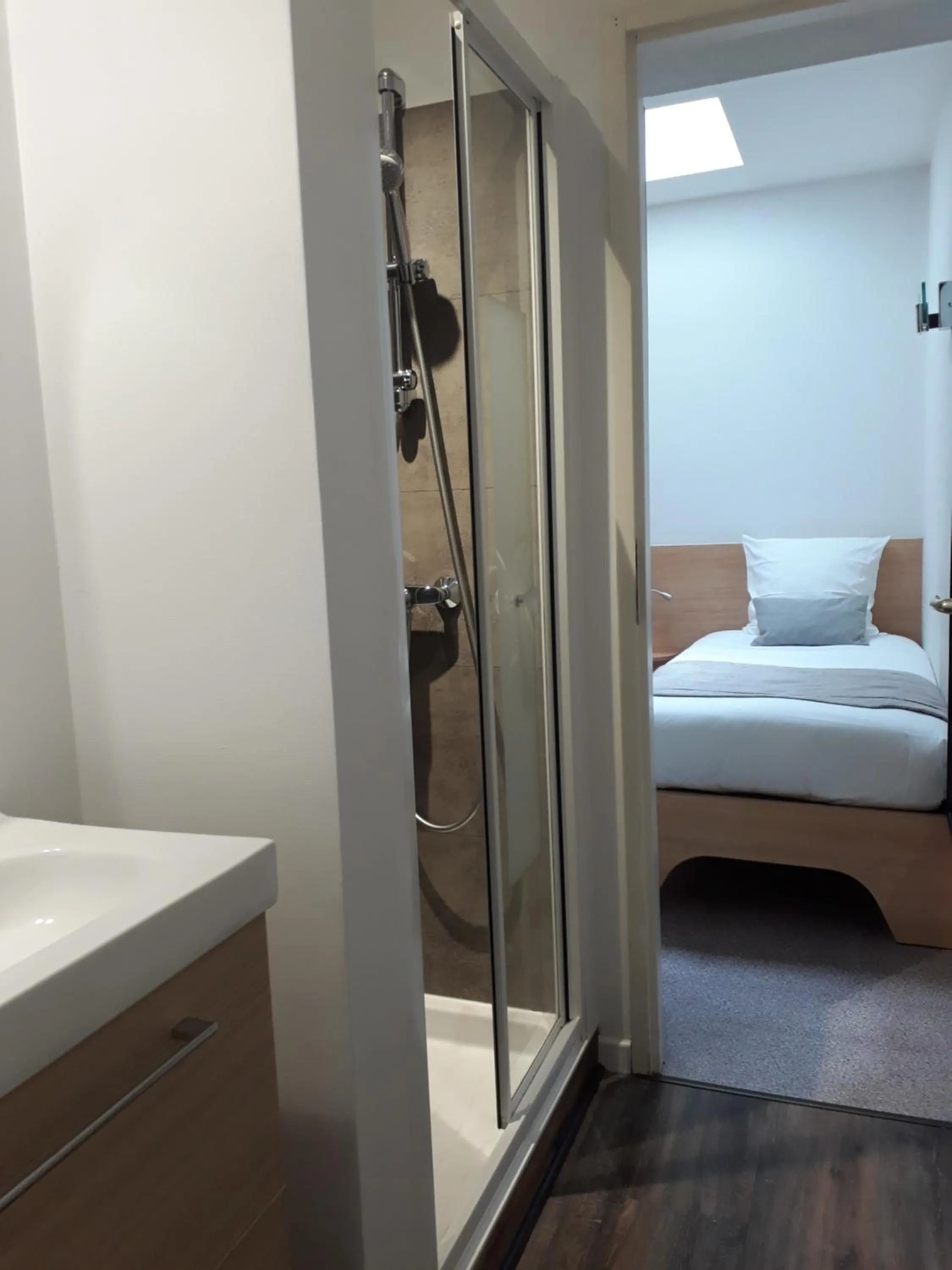 Bathroom, Bed in Hôtel des Voyageurs Centre Bastide