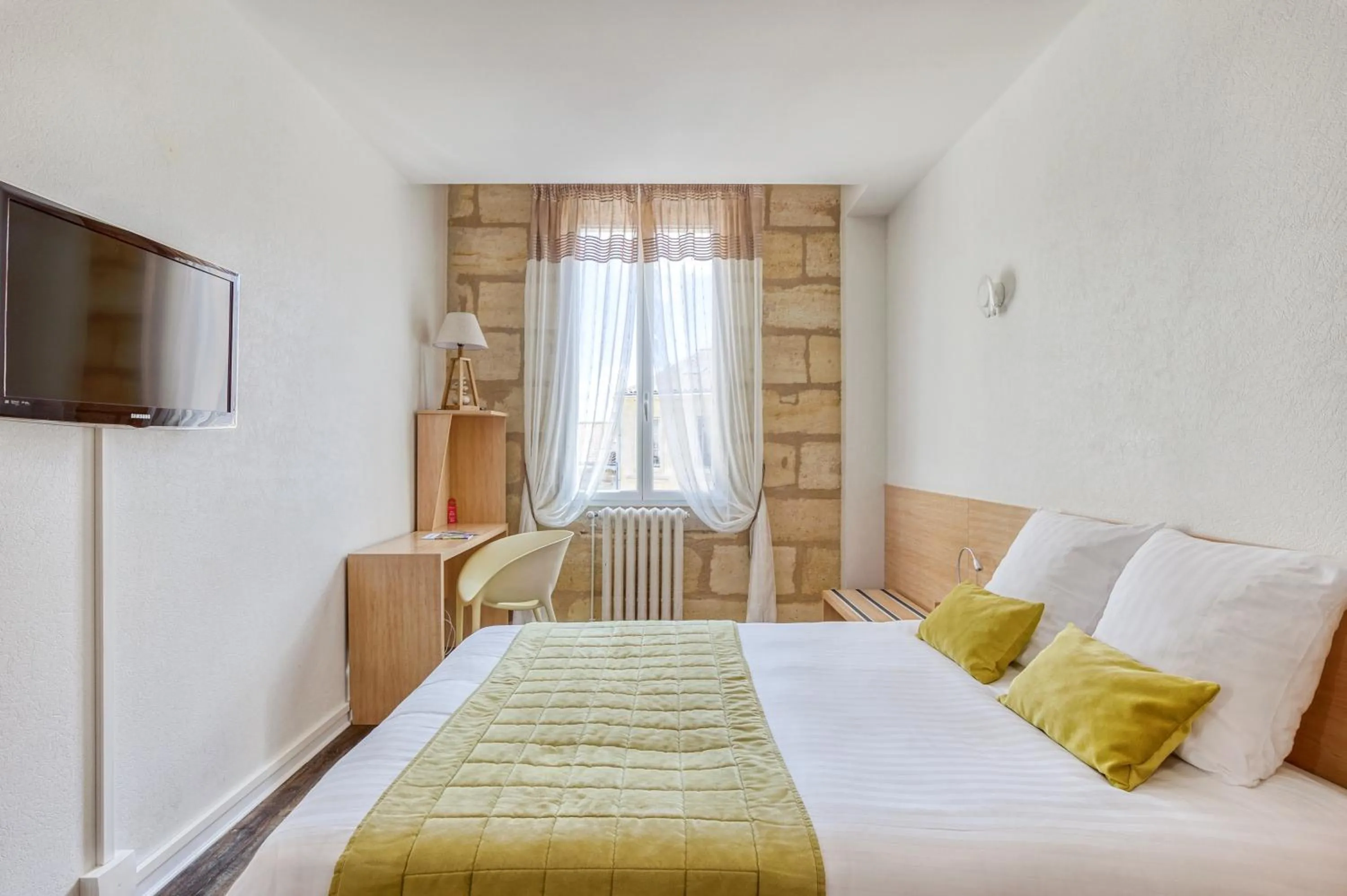 Bed in Hôtel des Voyageurs Centre Bastide