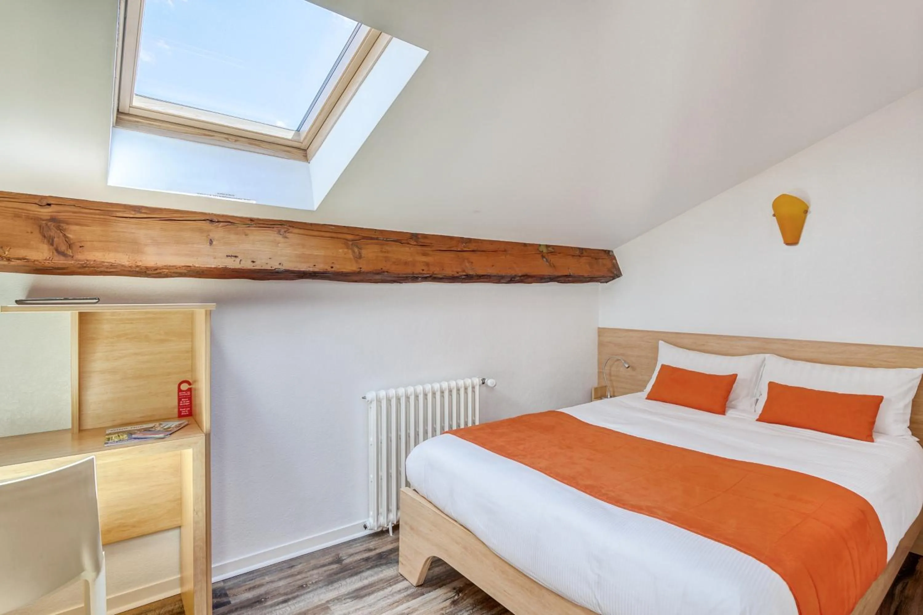 Bed in Hôtel des Voyageurs Centre Bastide