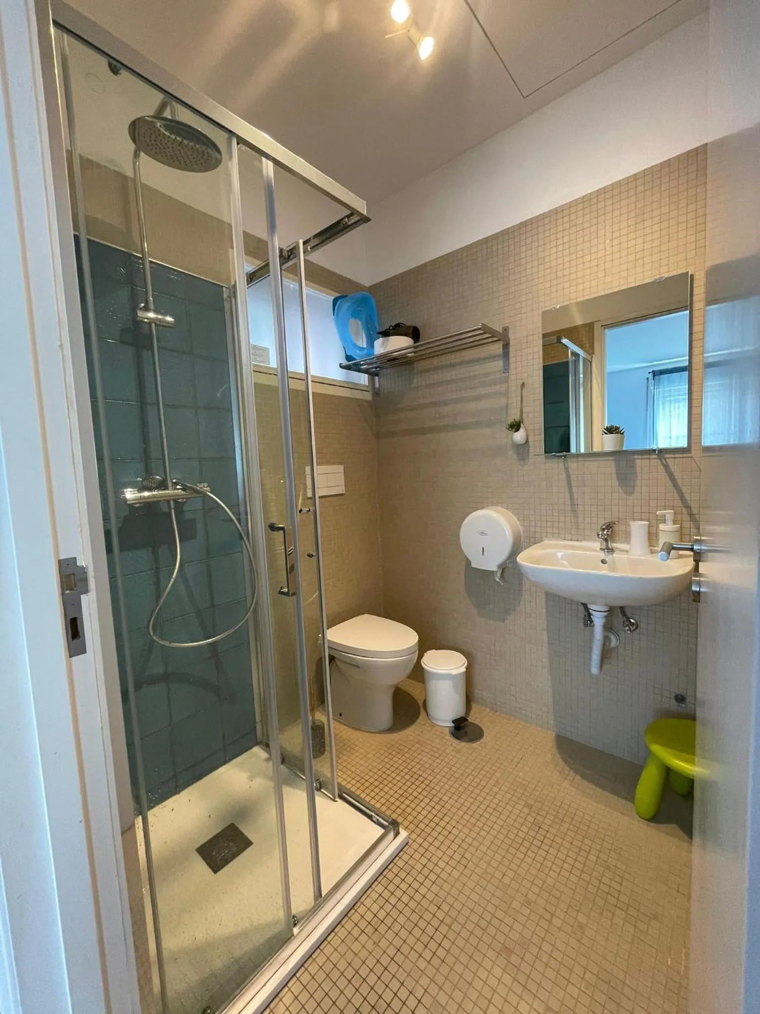 Toilet in 100 Contos