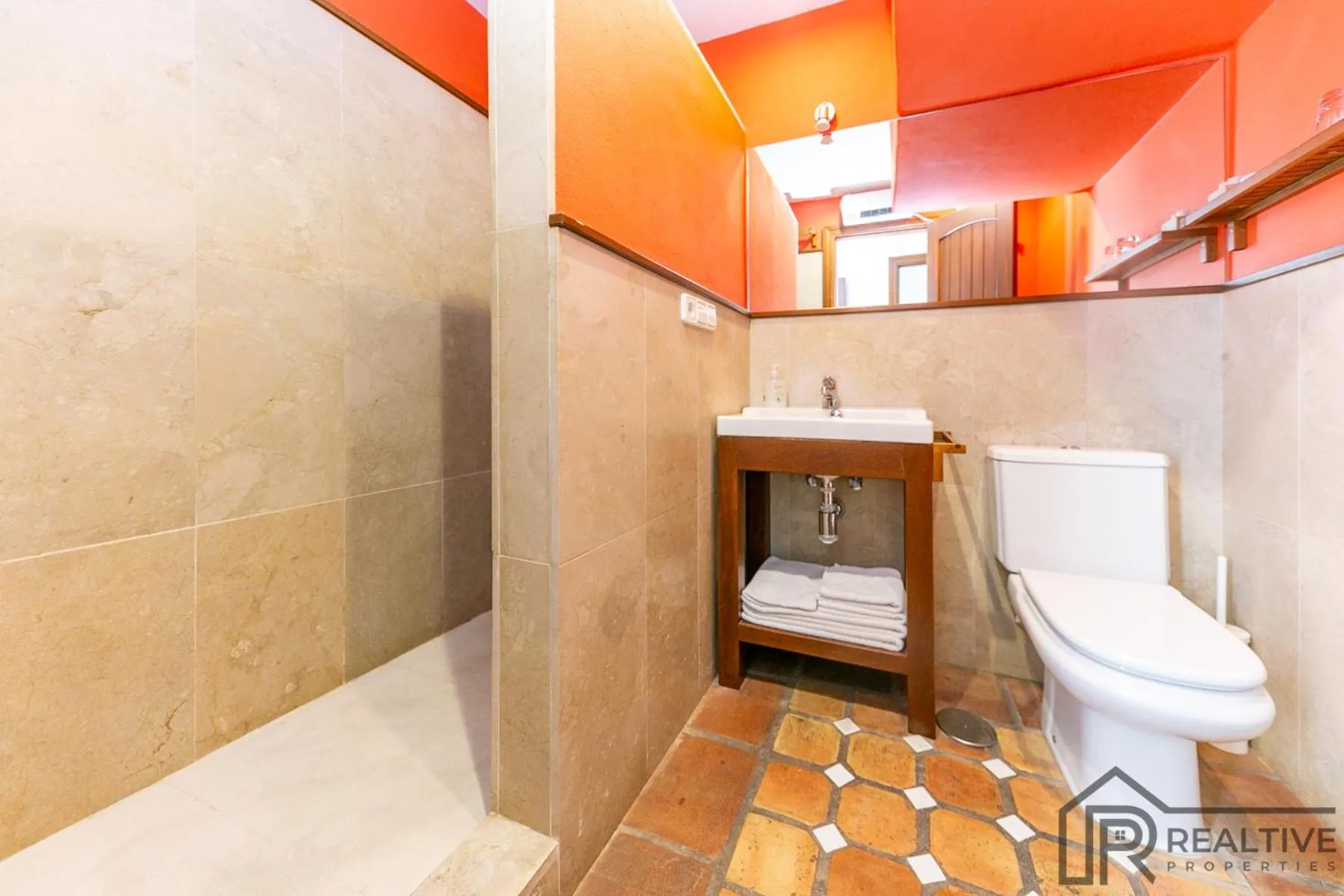 Shower in La Casa de la Iglesia