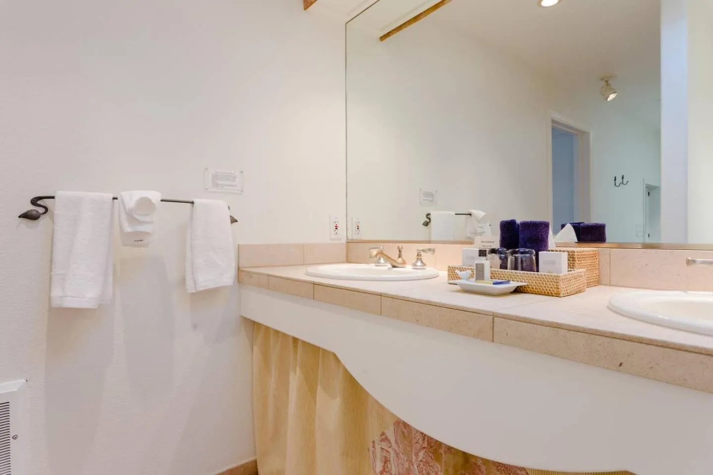 Bathroom in Cottage Grove Inn