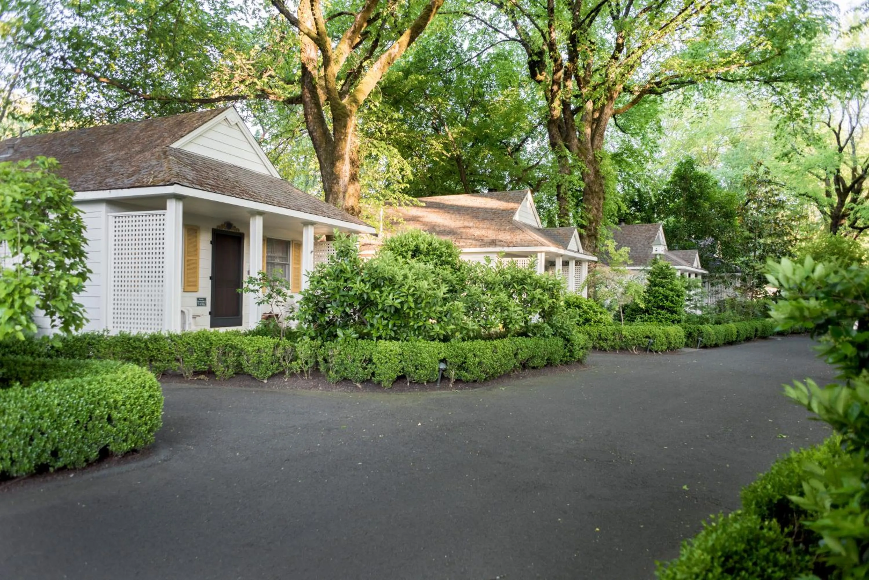 Property building in Cottage Grove Inn