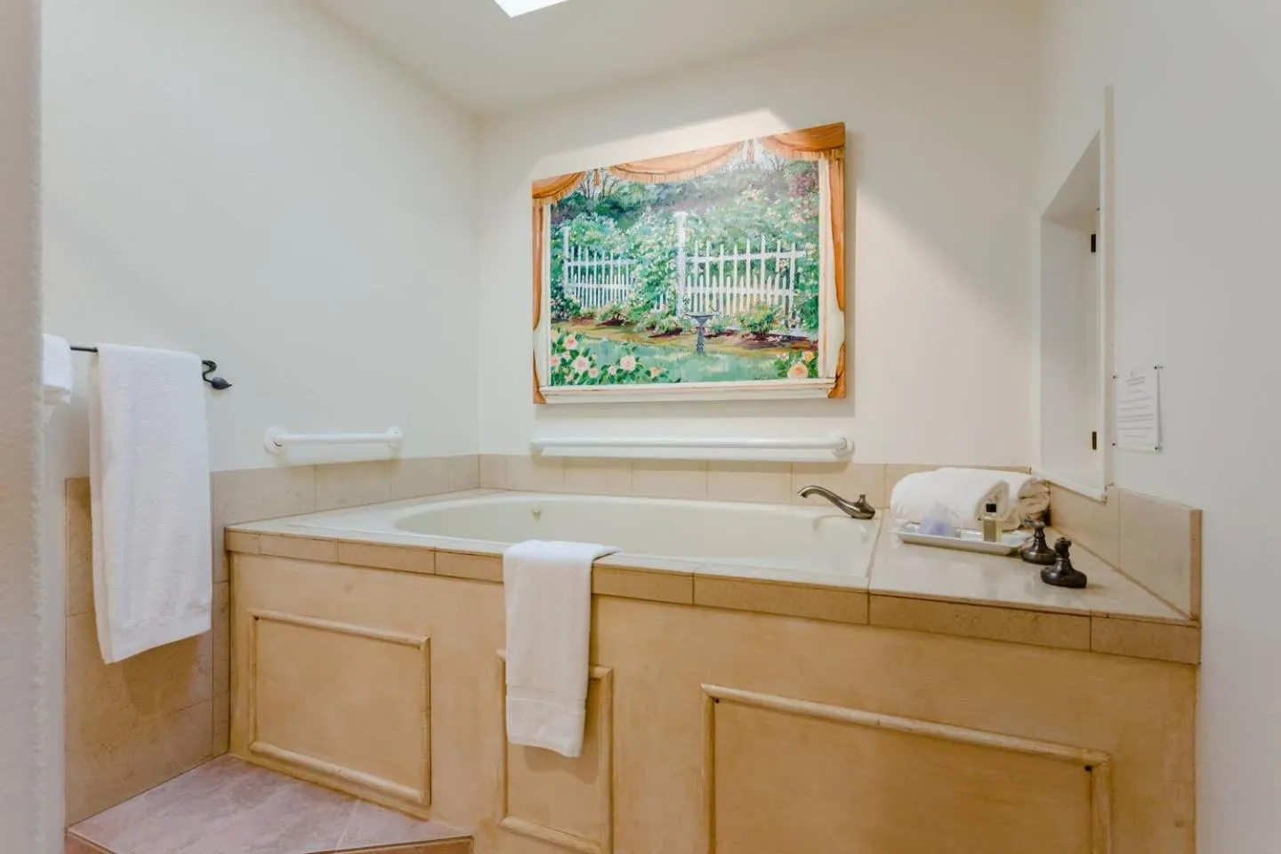 Bathroom in Cottage Grove Inn