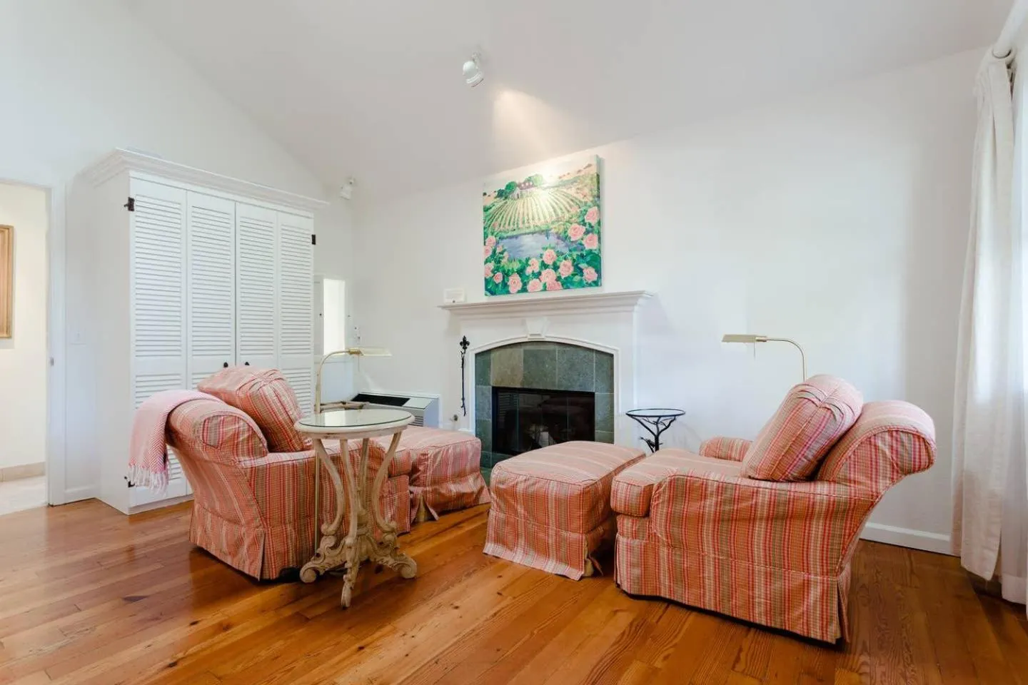 Living room in Cottage Grove Inn