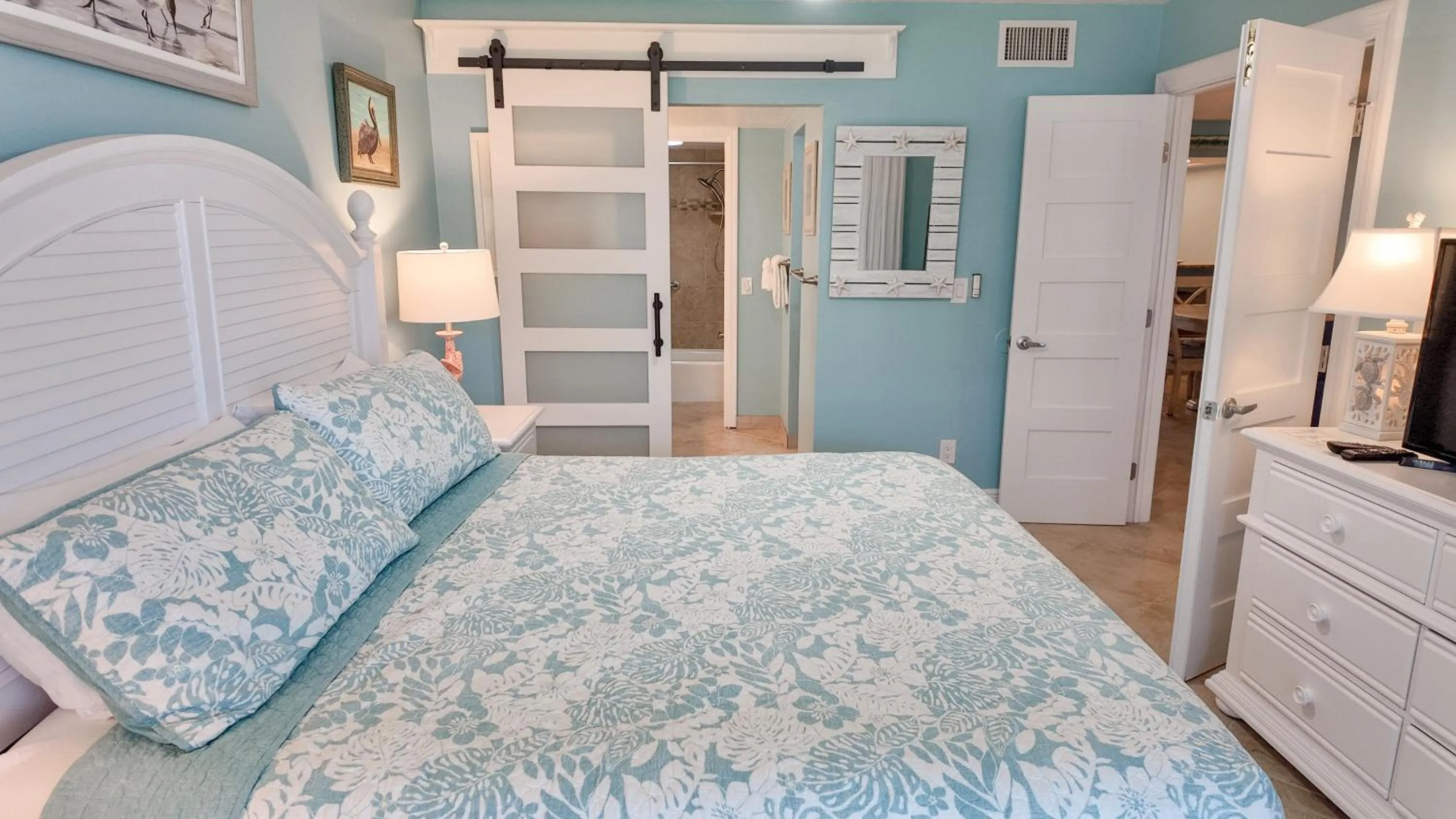 Photo of the whole room, Bed in Sanibel Siesta on the Beach