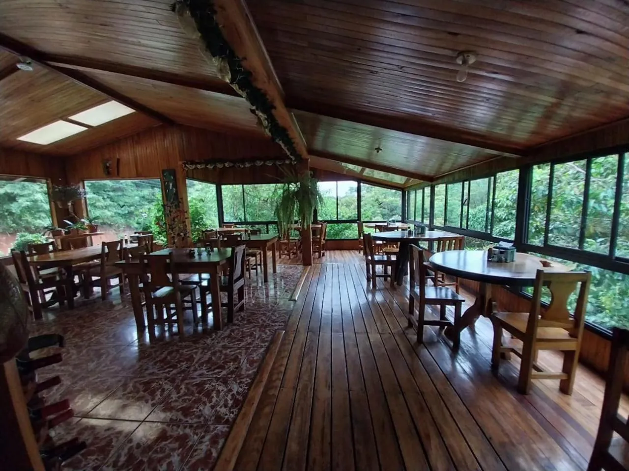 Restaurant/places to eat in Belcruz family lodge