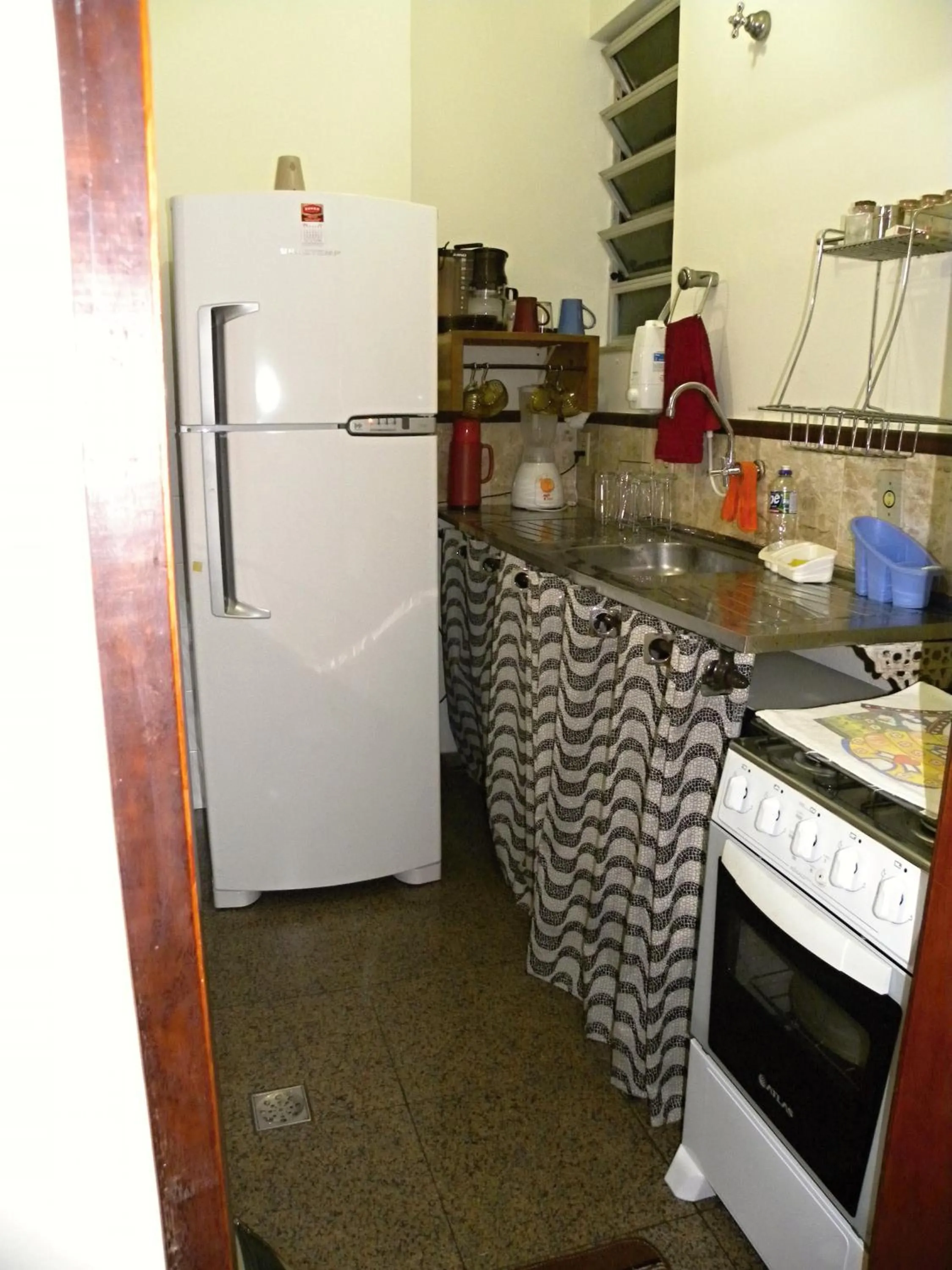 Communal kitchen in Copacabana Etrusco Apartment