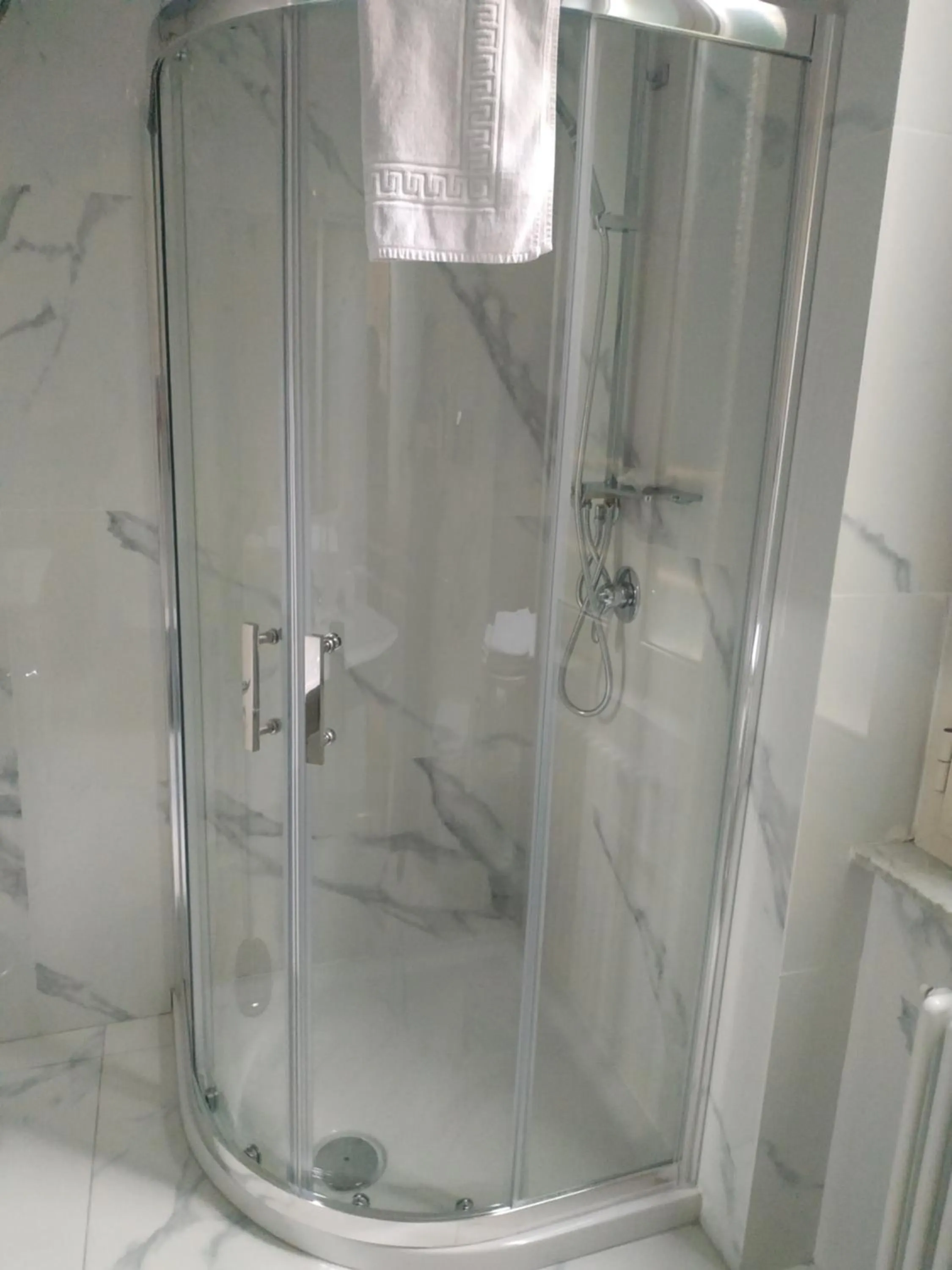 Bathroom in Around The Corner Colosseo B&B