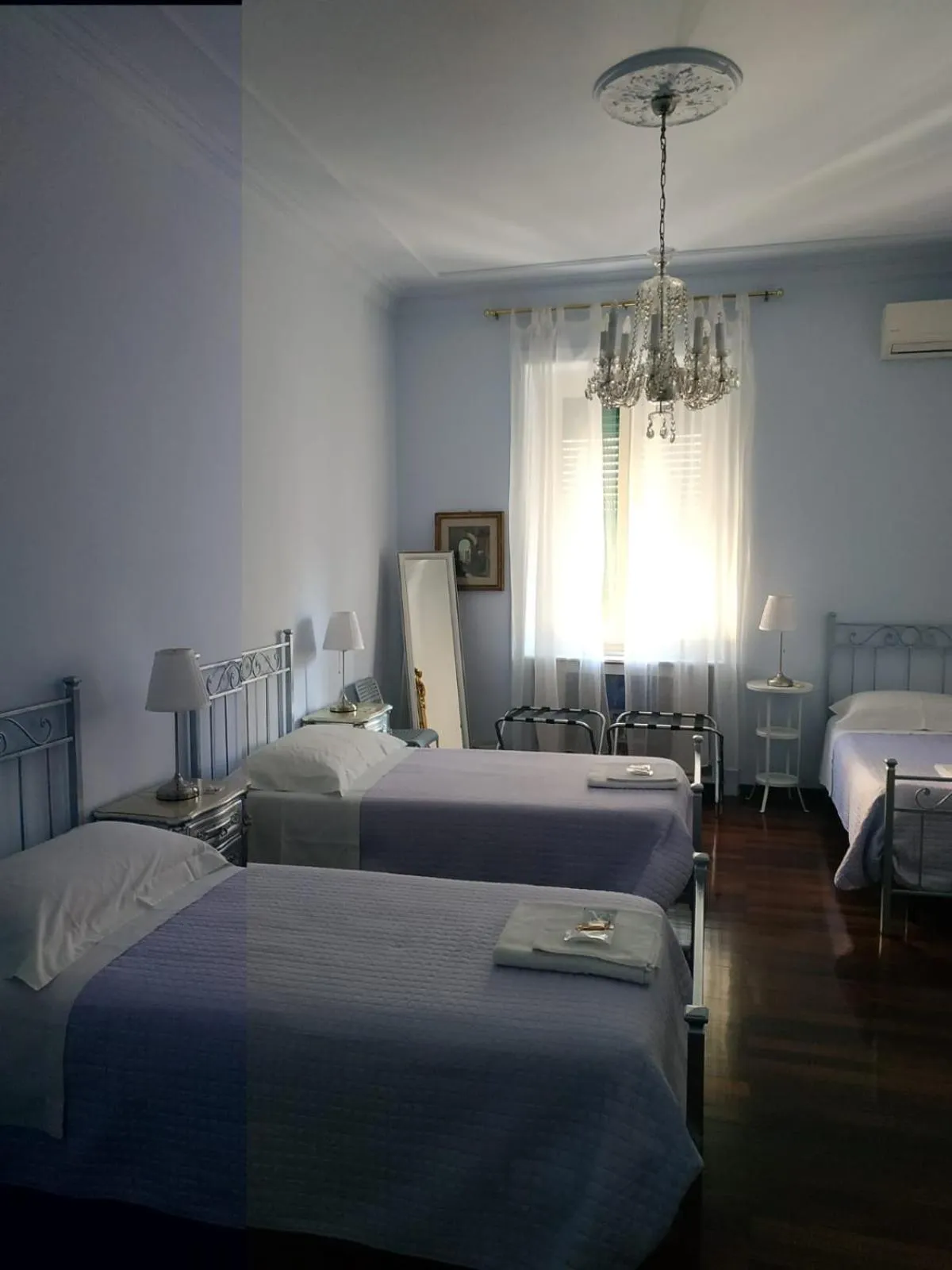 Photo of the whole room, Bed in Around The Corner Colosseo B&B