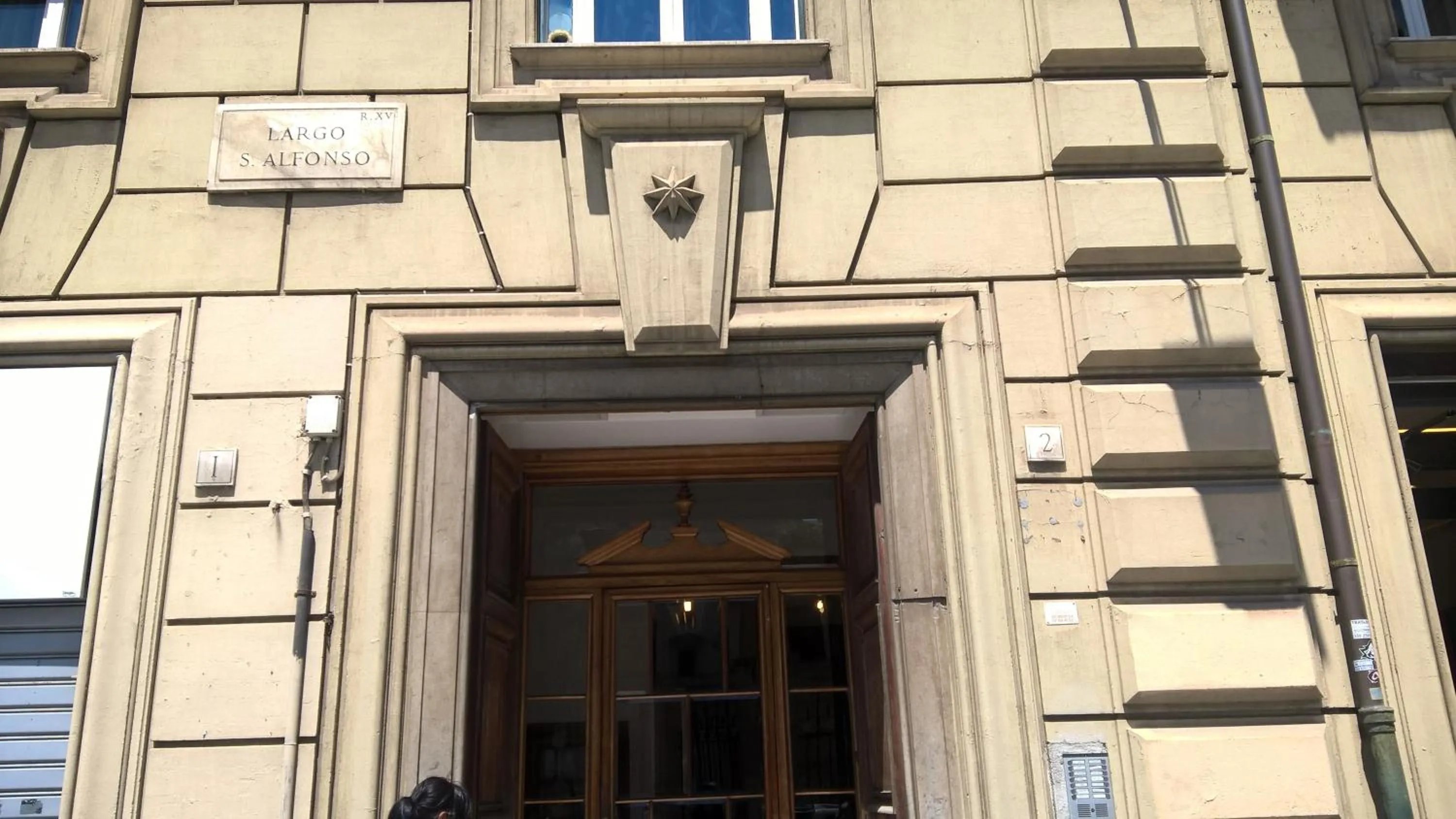 Facade/entrance in Around The Corner Colosseo B&B