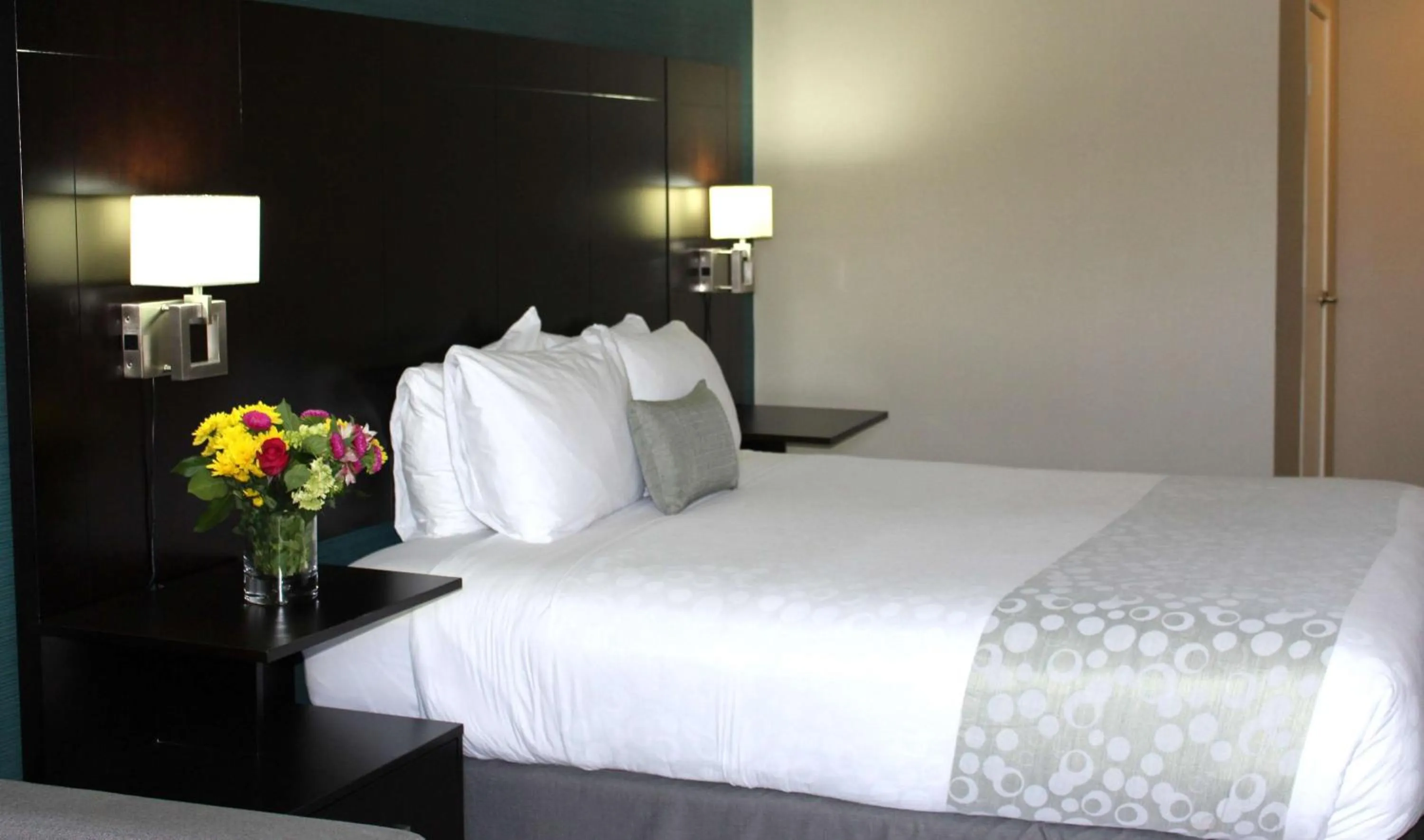 Photo of the whole room, Bed in Best Western PLUS La Mesa San Diego