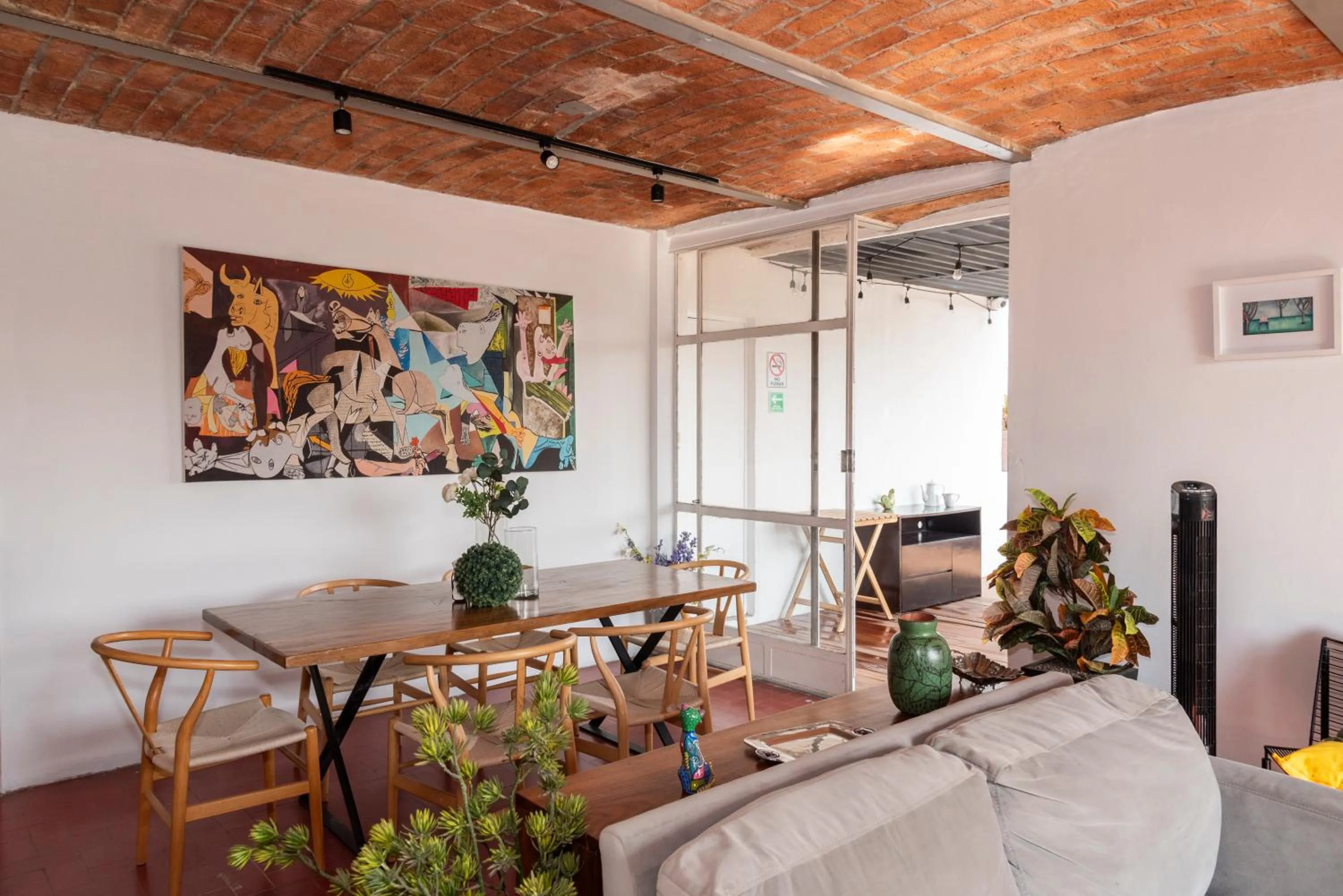 Dining area in Hostel Nube Mía