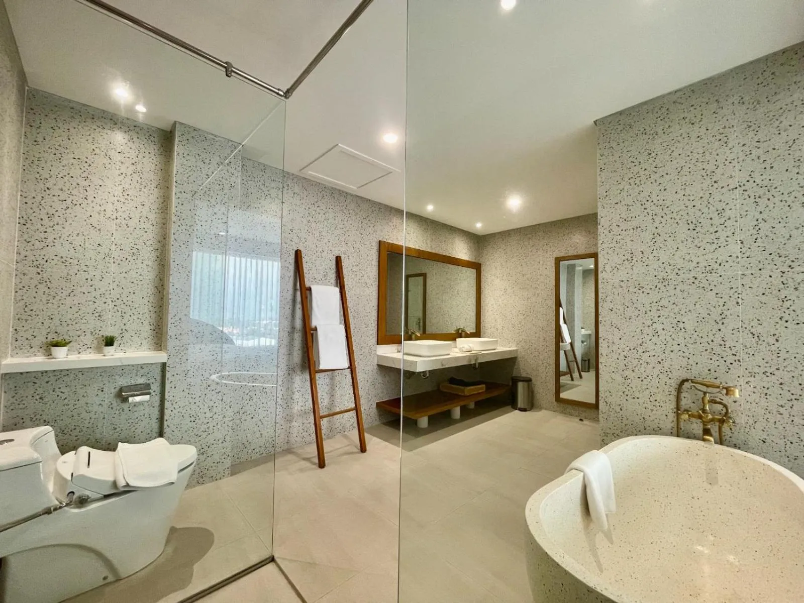 Toilet in Hemangini Hotel Bandung