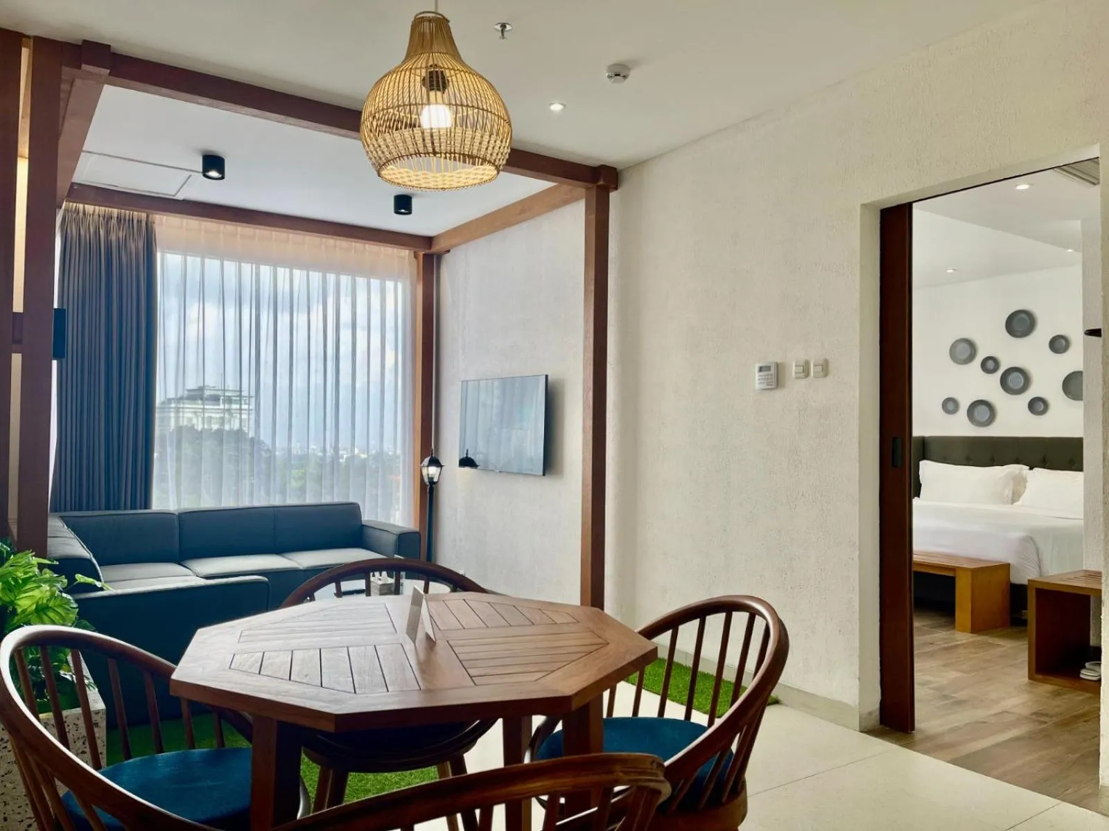 Dining area, Bed in Hemangini Hotel Bandung