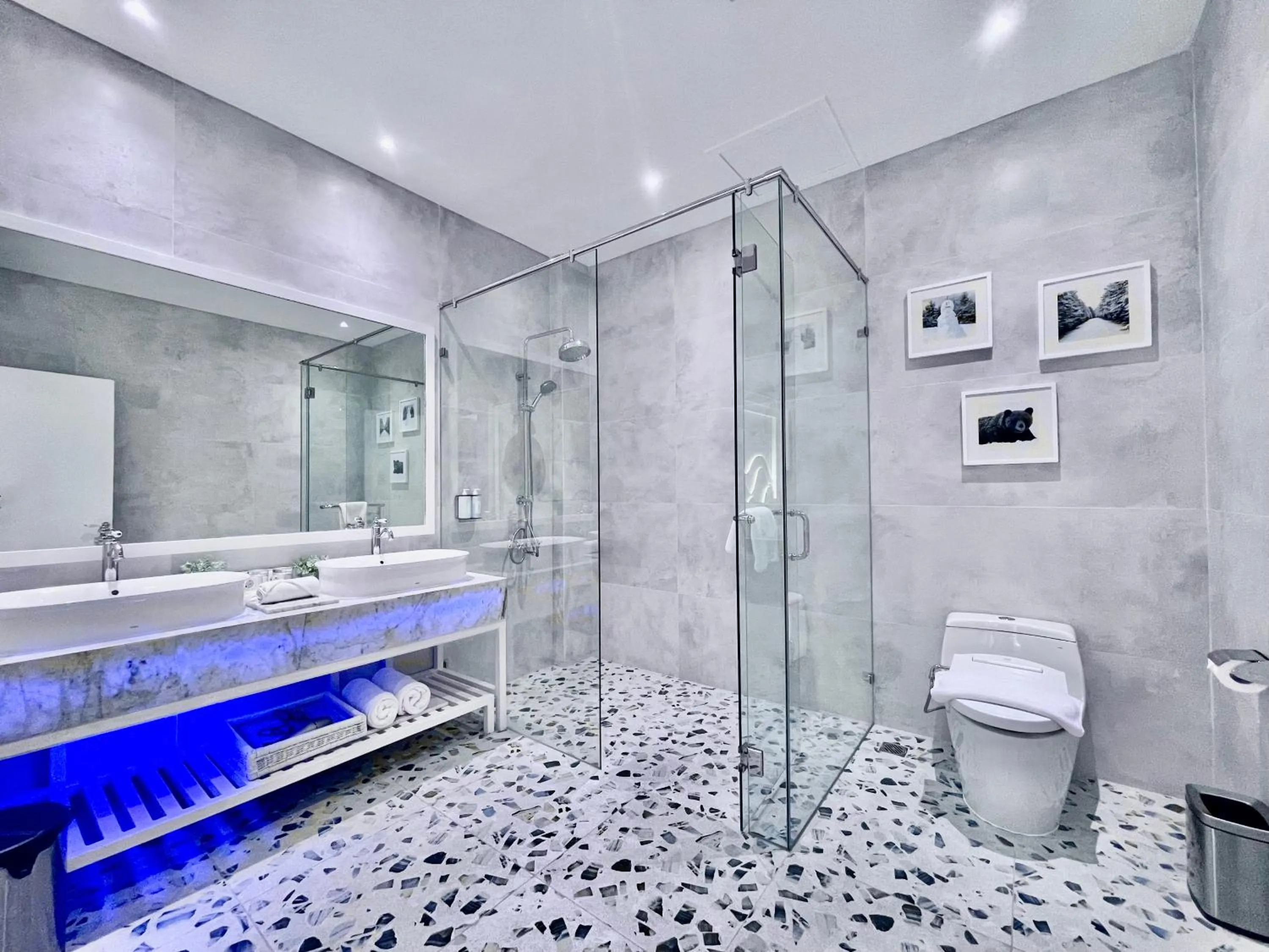 Shower in Hemangini Hotel Bandung