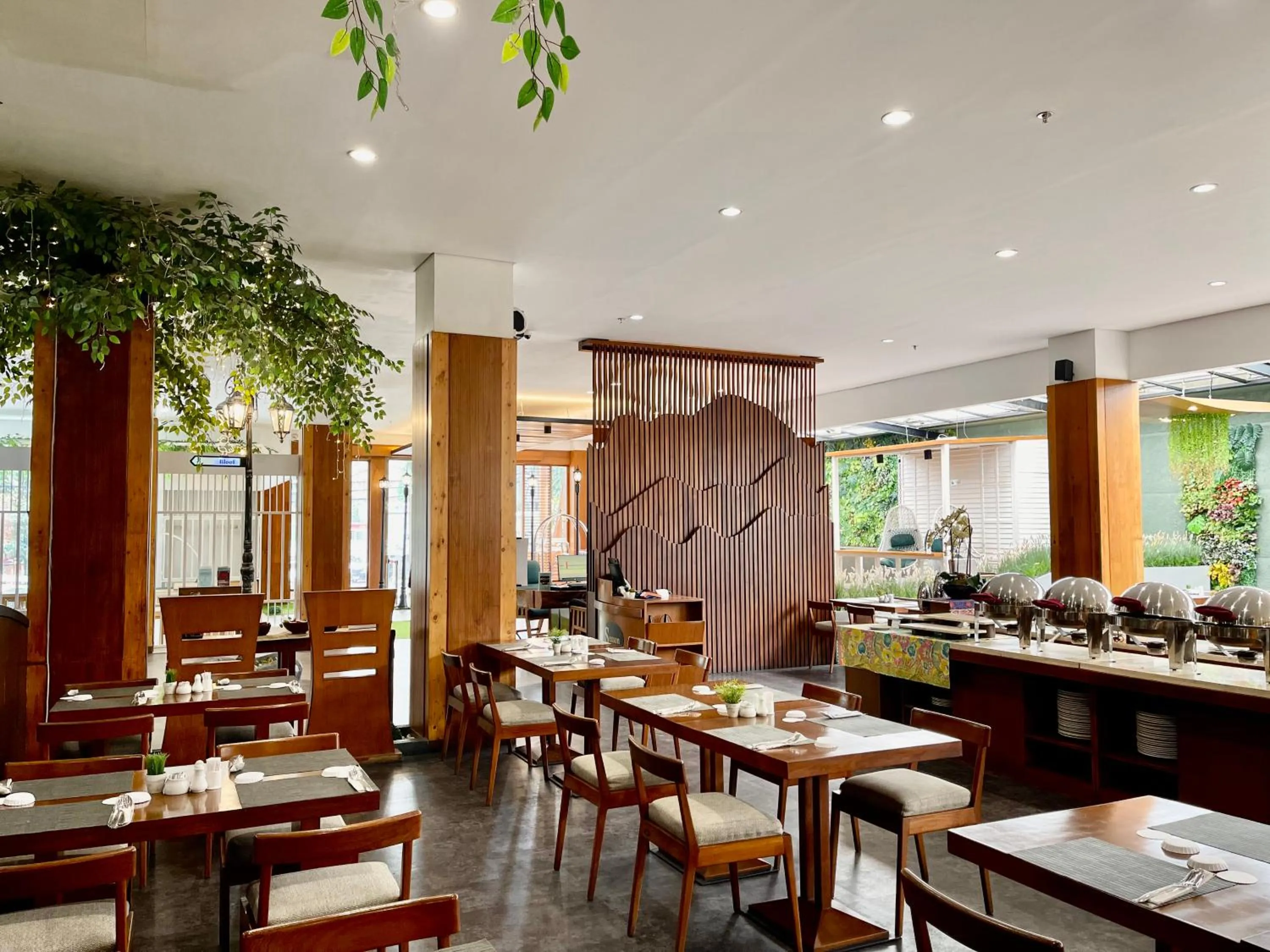 Restaurant/places to eat in Hemangini Hotel Bandung