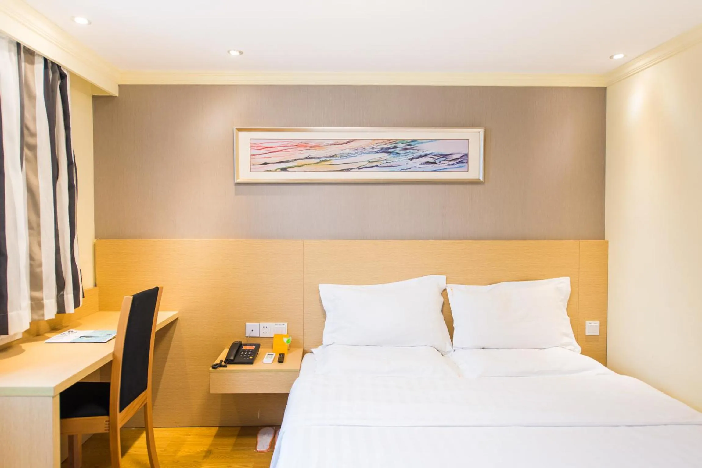 Photo of the whole room, Bed in 7Days Inn Changshou Road Subway station