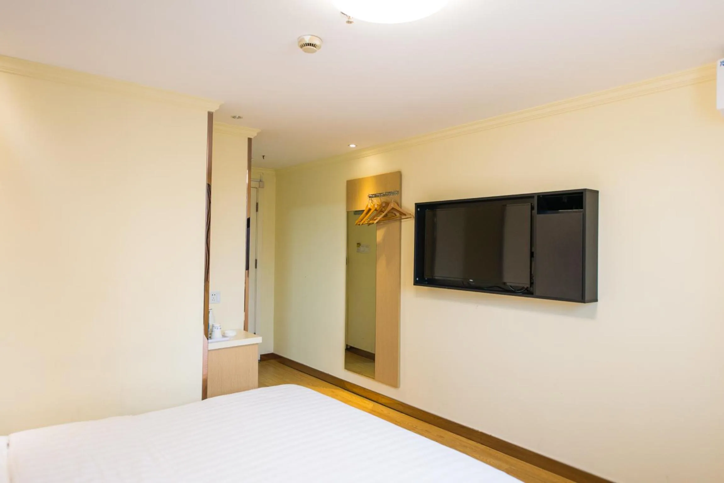 TV and multimedia, Bed in 7Days Inn Changshou Road Subway station