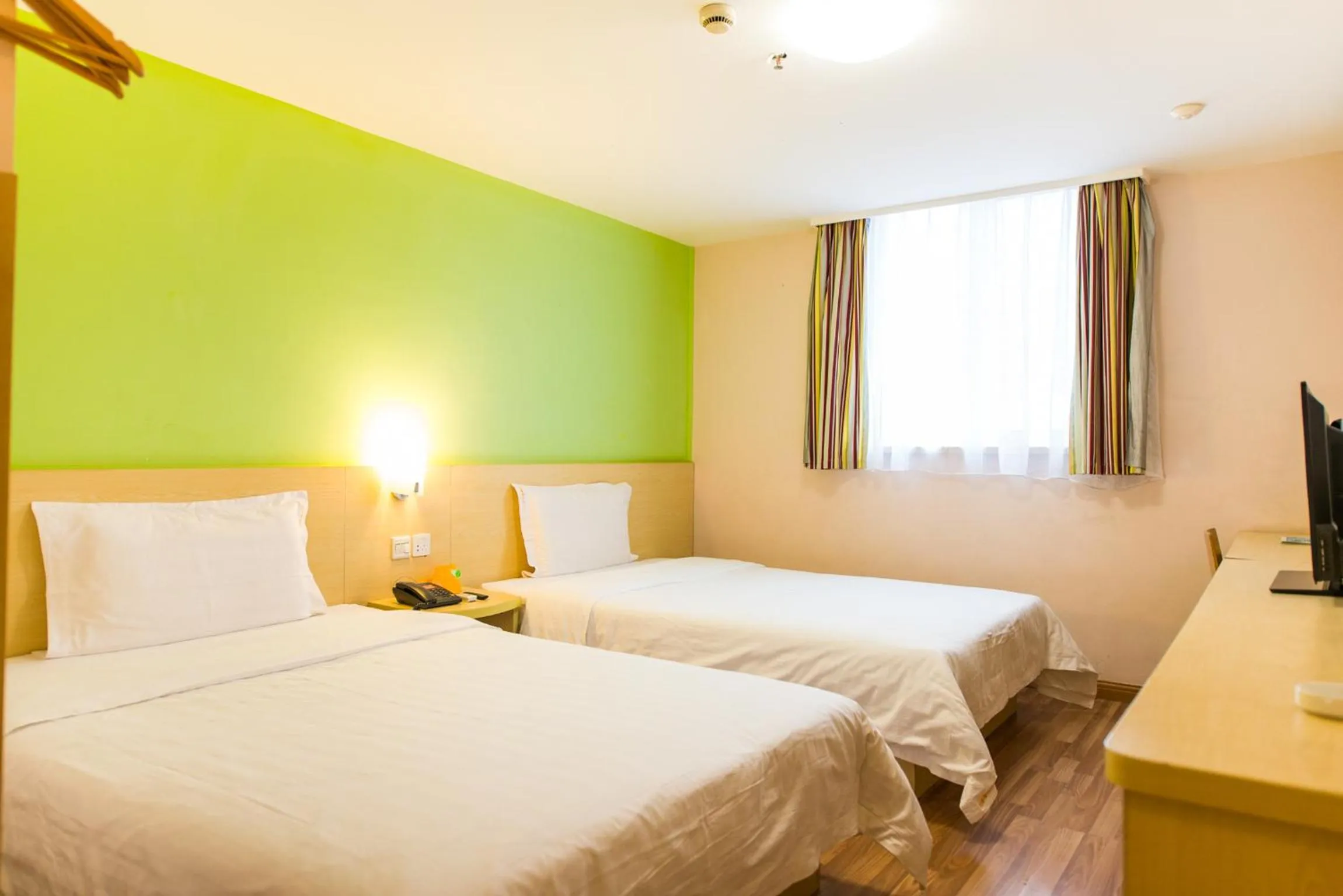 Photo of the whole room, Bed in 7Days Inn Changshou Road Subway station