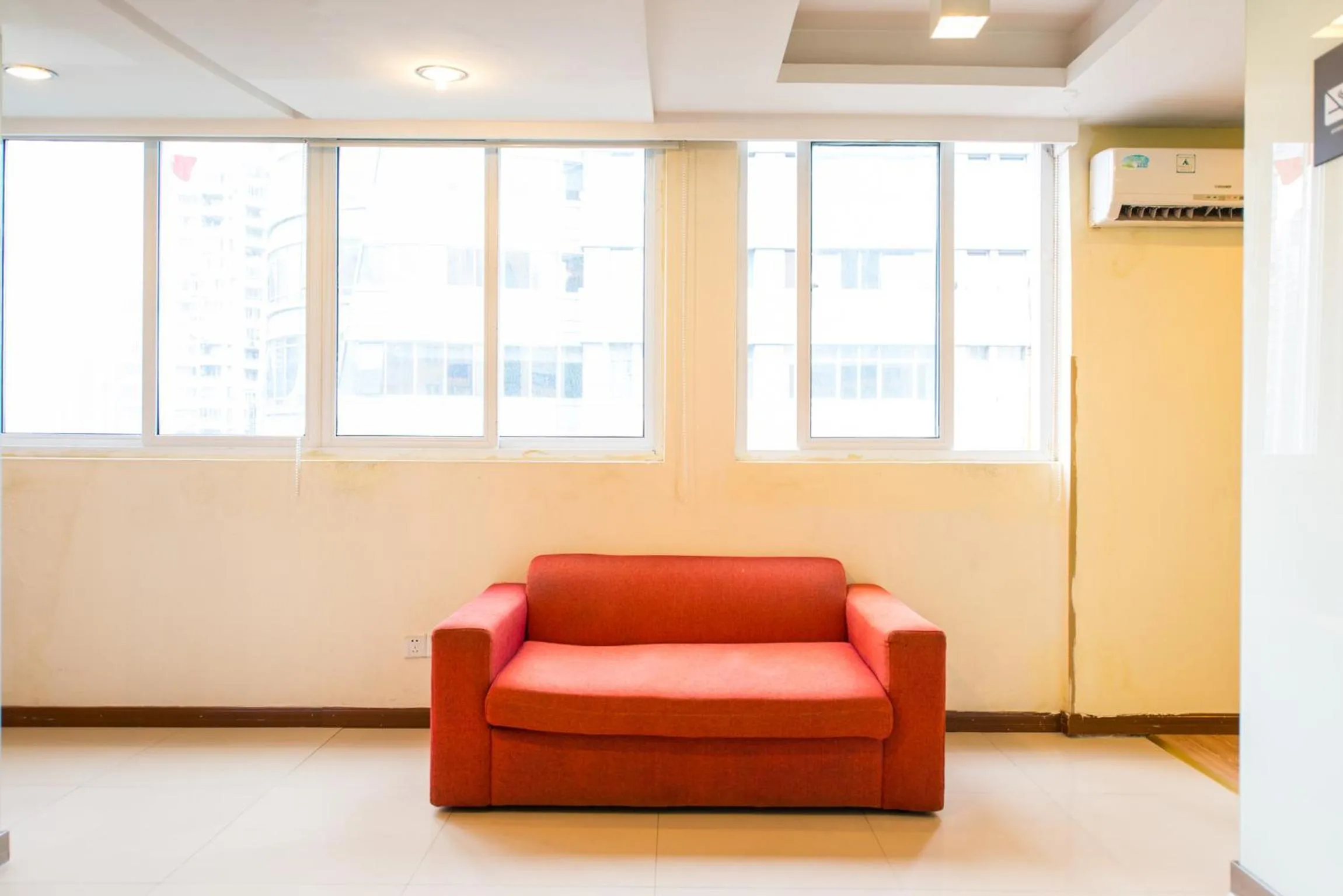 Seating area in 7Days Inn Changshou Road Subway station